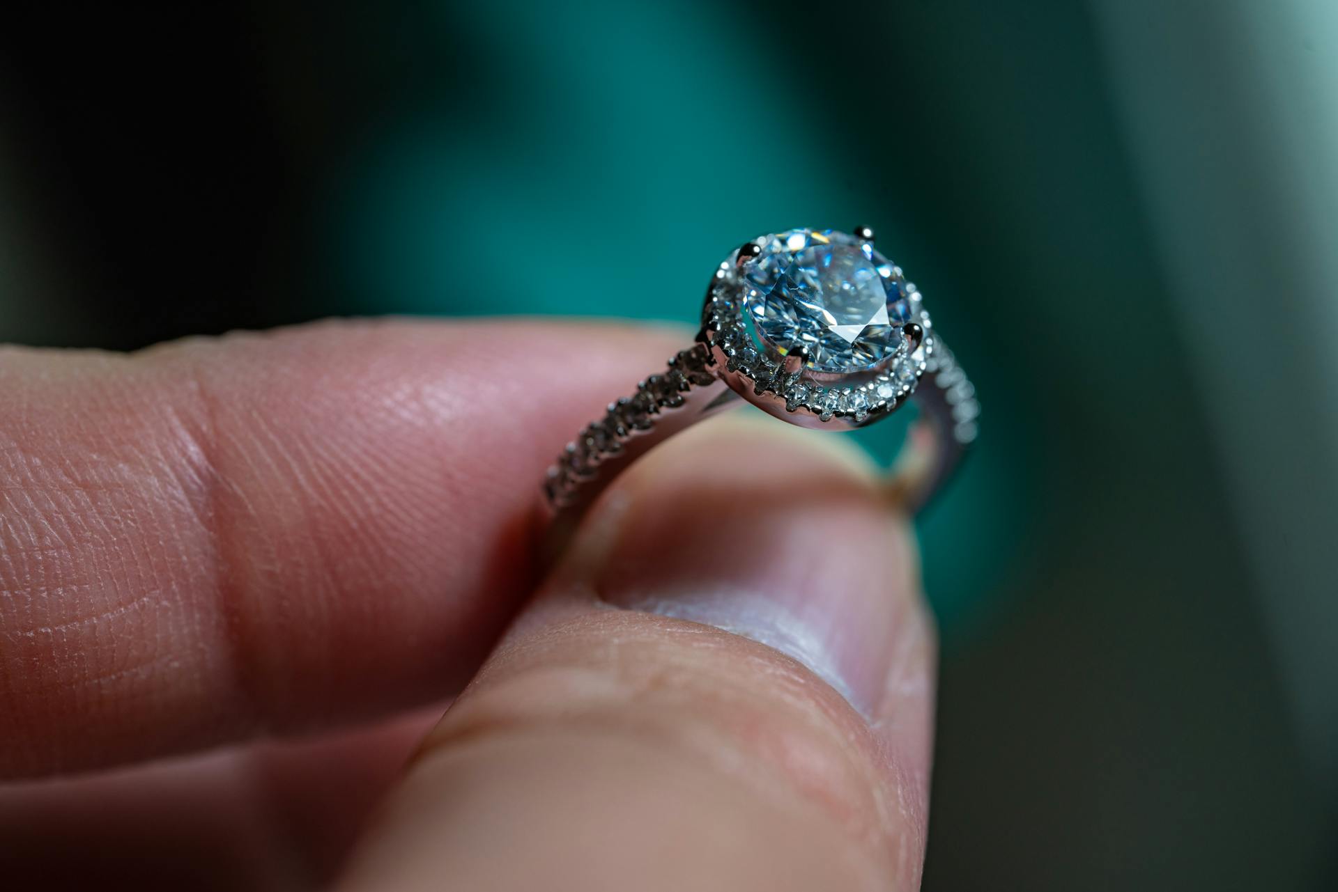 Woman holding a diamond ring | Source: Pexels