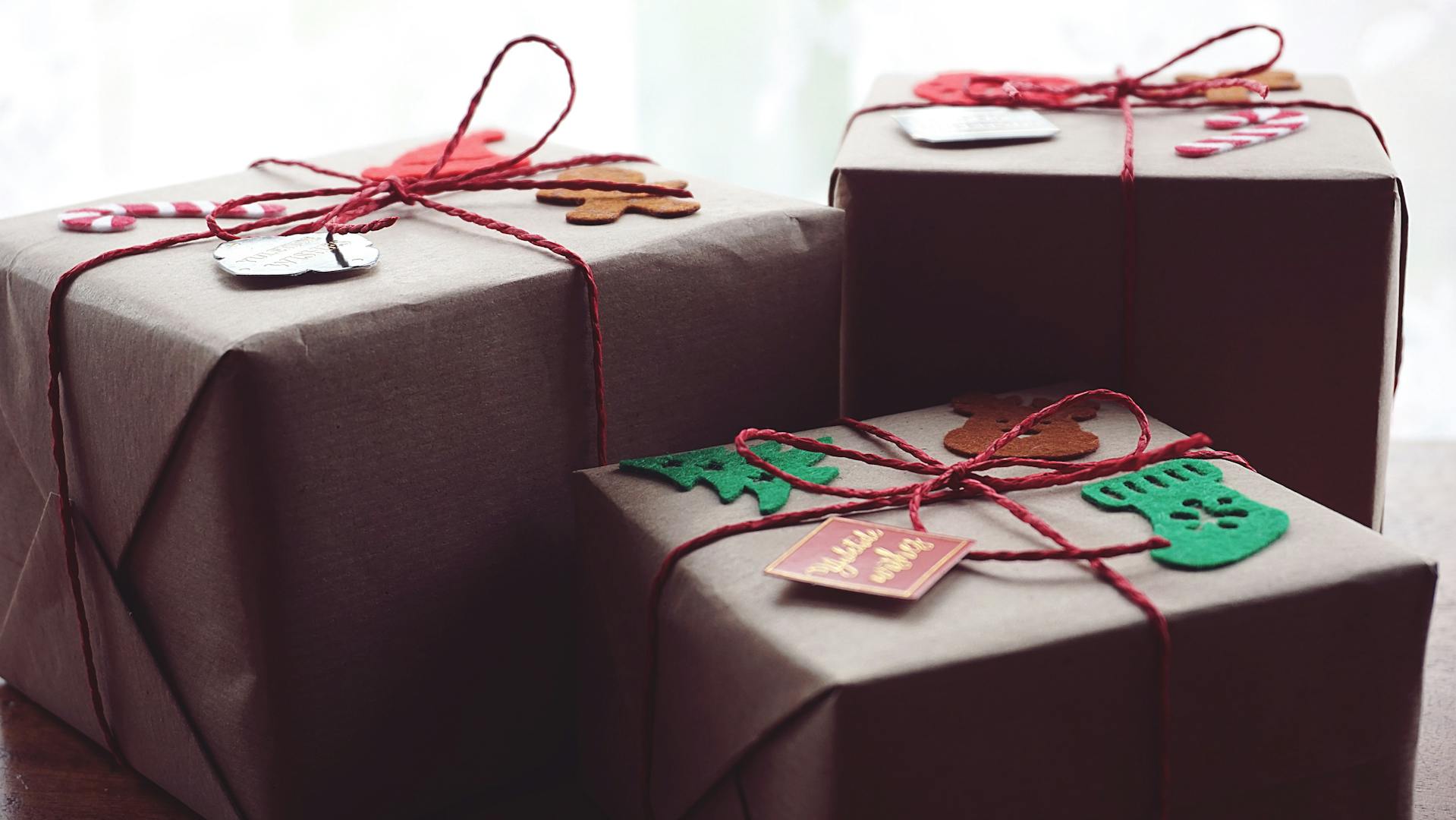 Neatly wrapped Christmas gifts | Source: Pexels