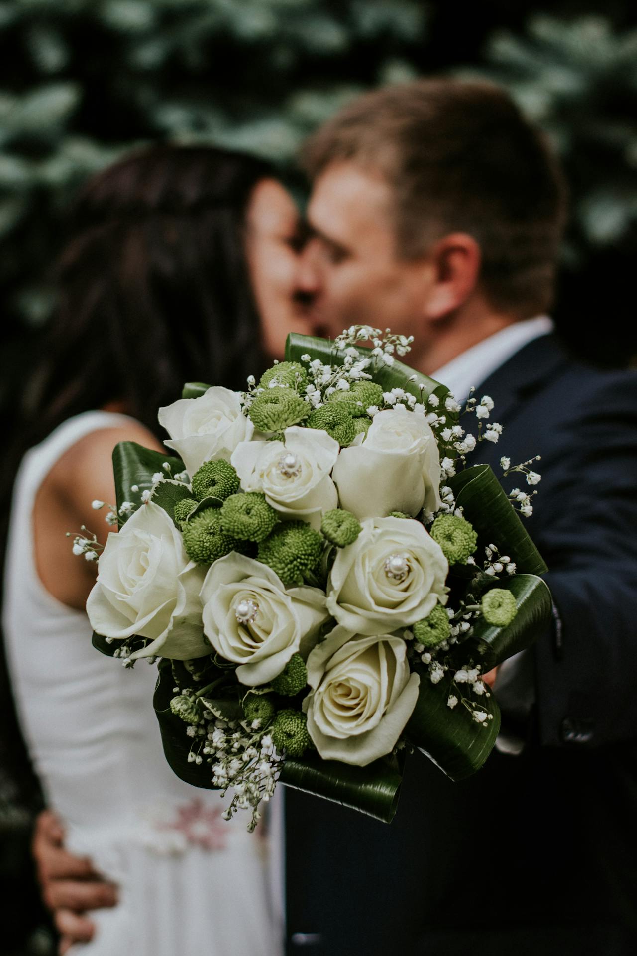 A newlywed couple kissing each other | Source: Pexels