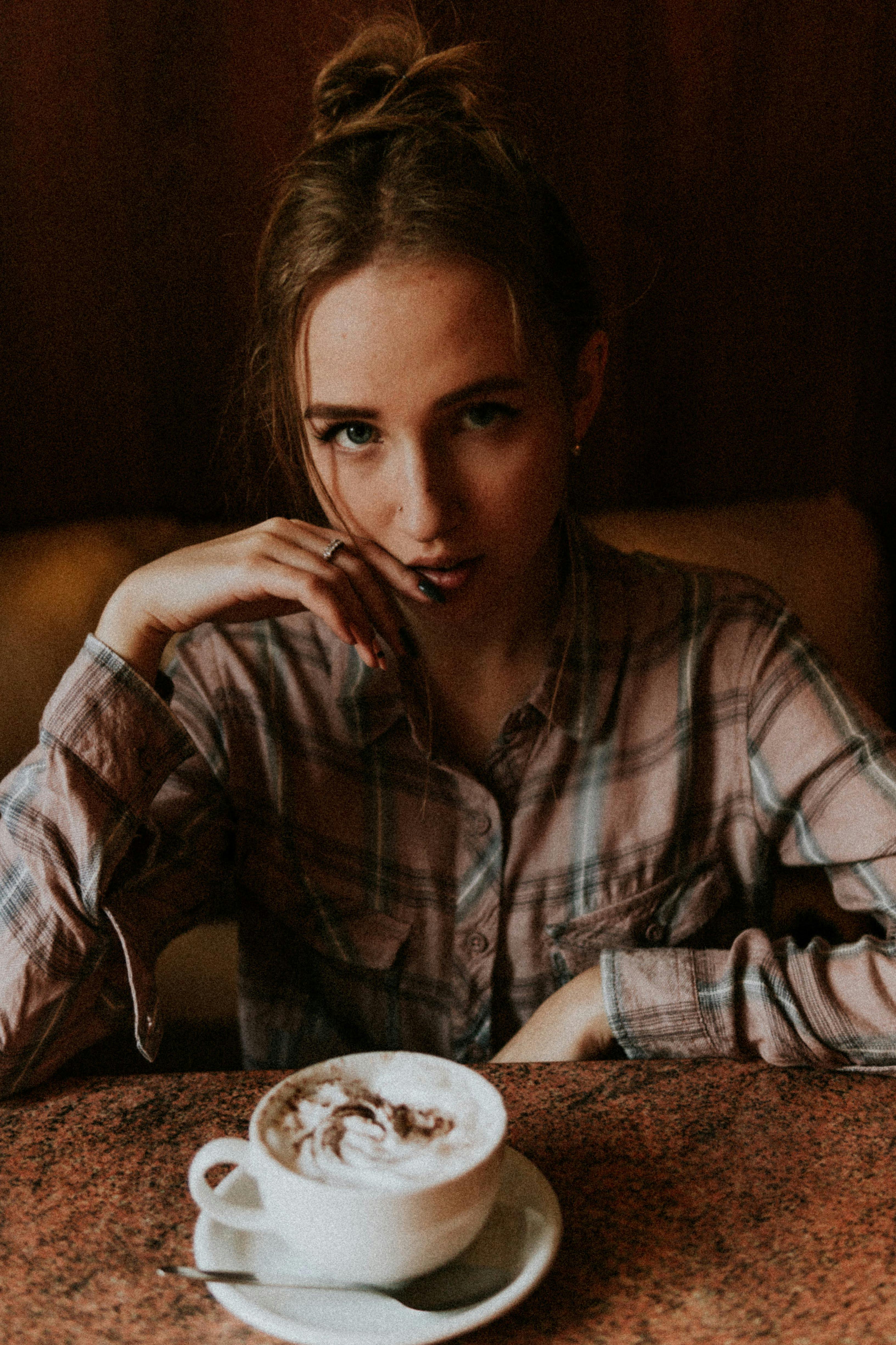 A woman at a cafe | Source: Pexels