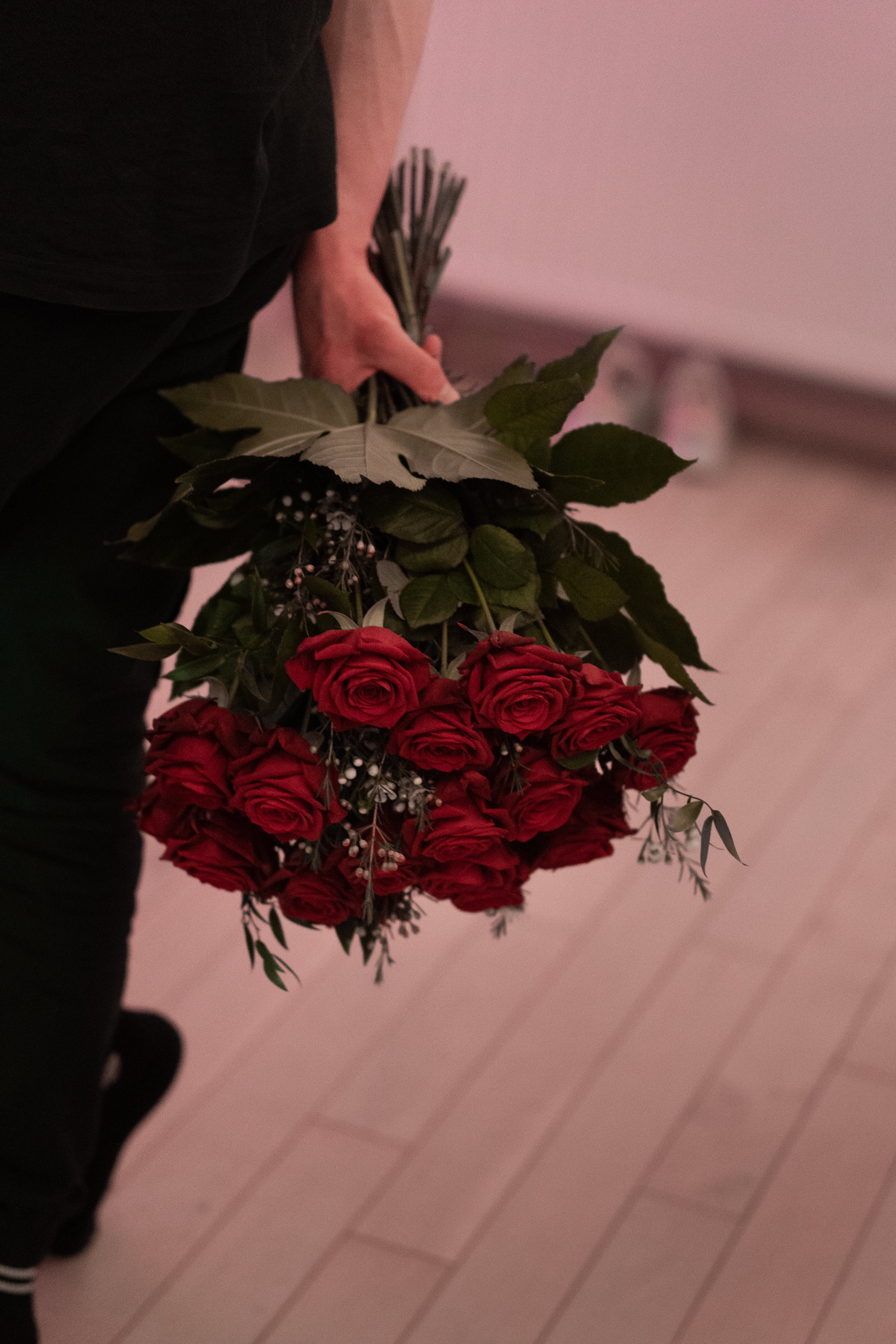 A man holding a bouquet of roses | Source: Pexels