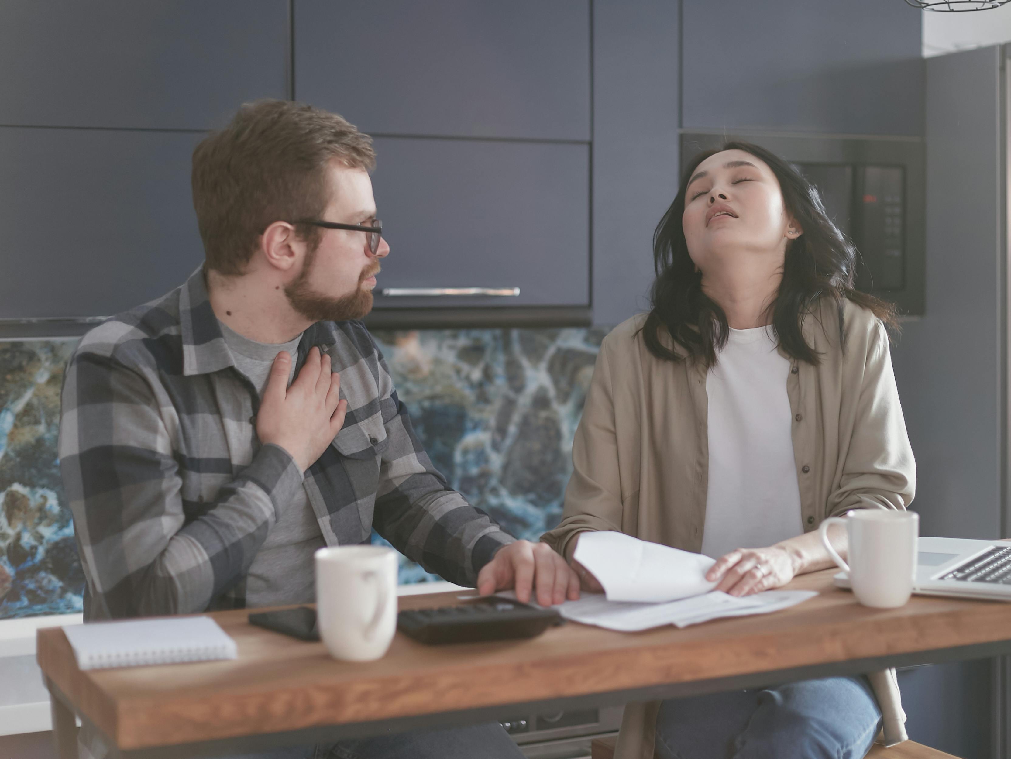 A man talking to his girlfriend | Source: Pexels