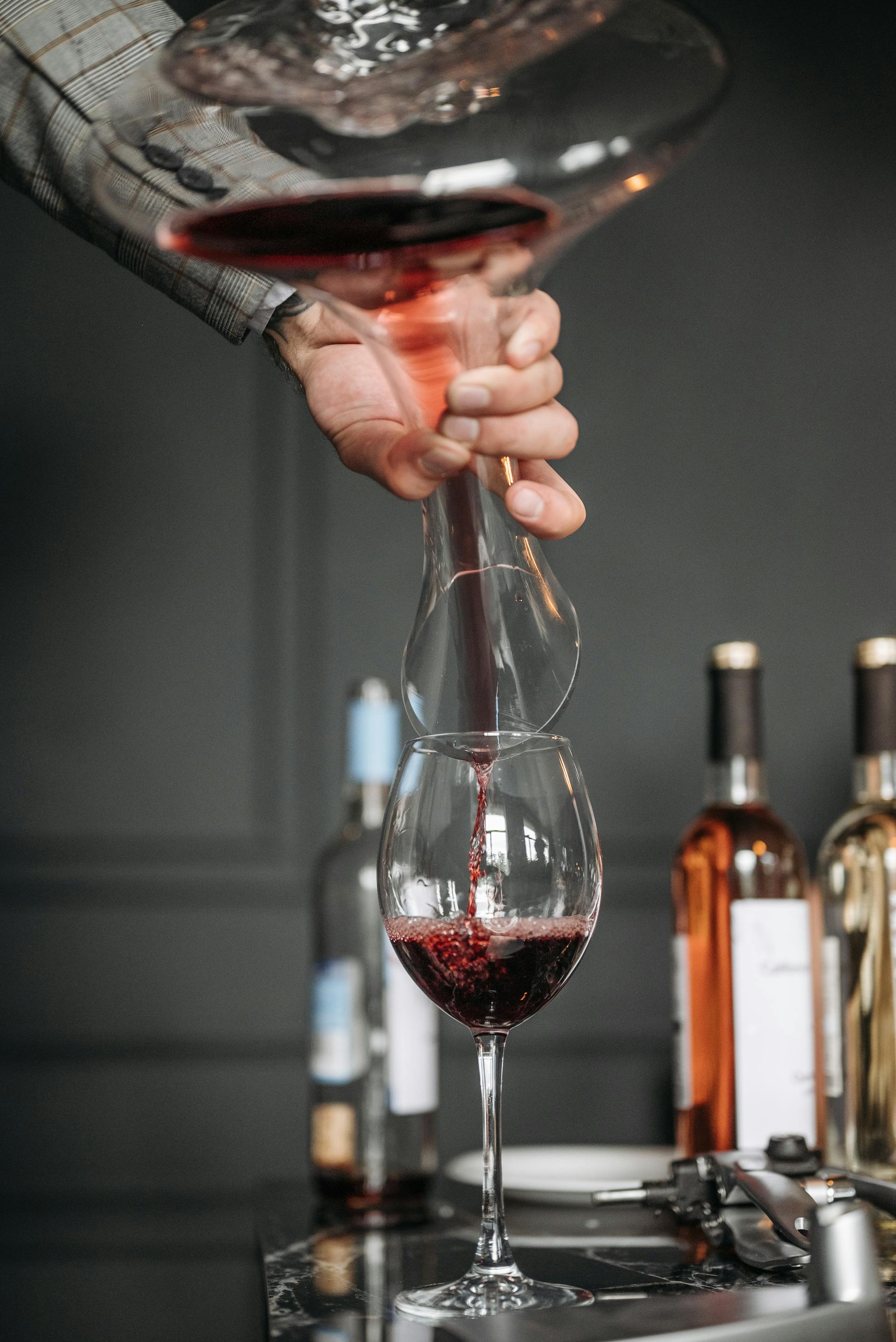 A man filling a glass with wine | Source: Pexels