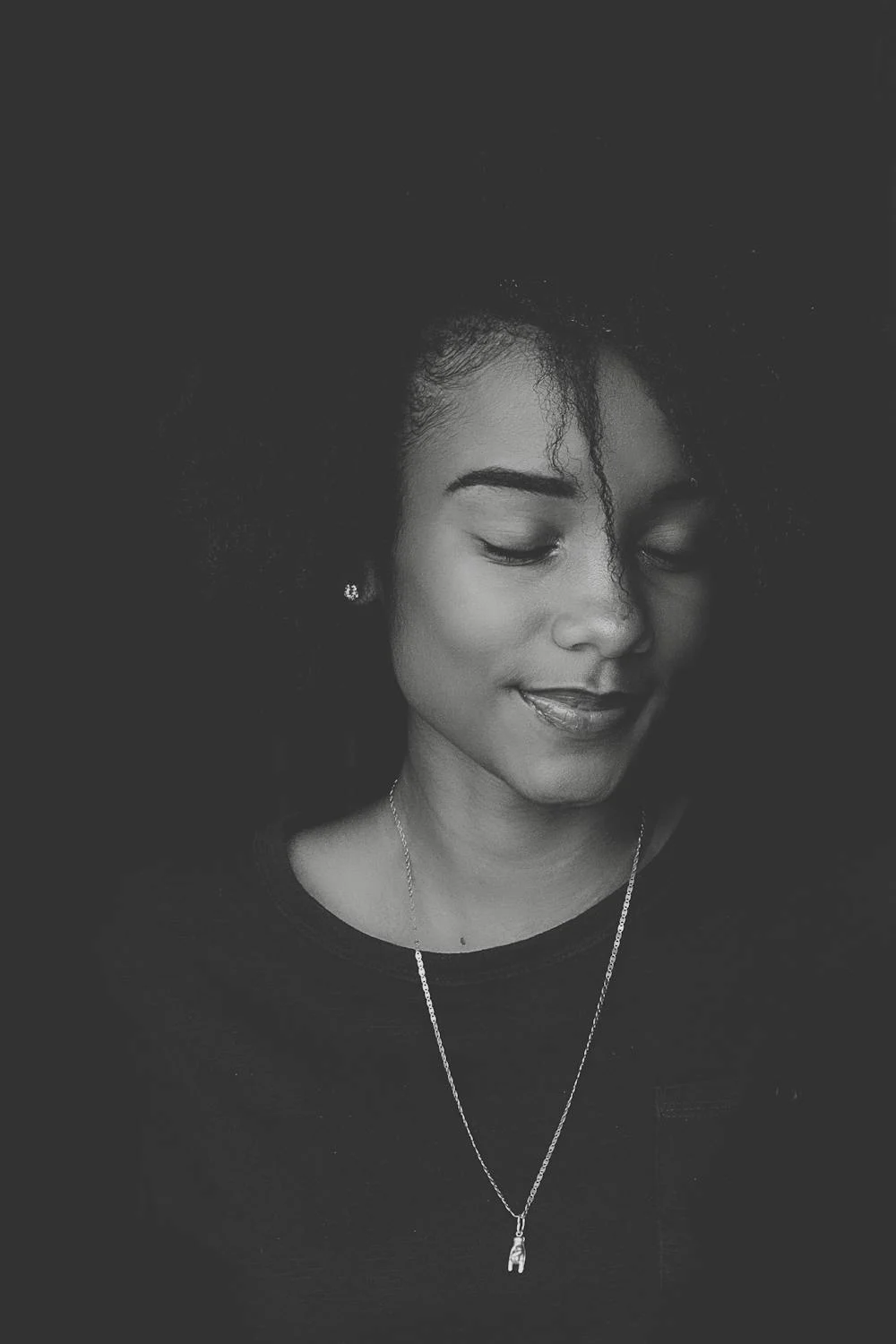 A modest smiling woman | Source: Pexels