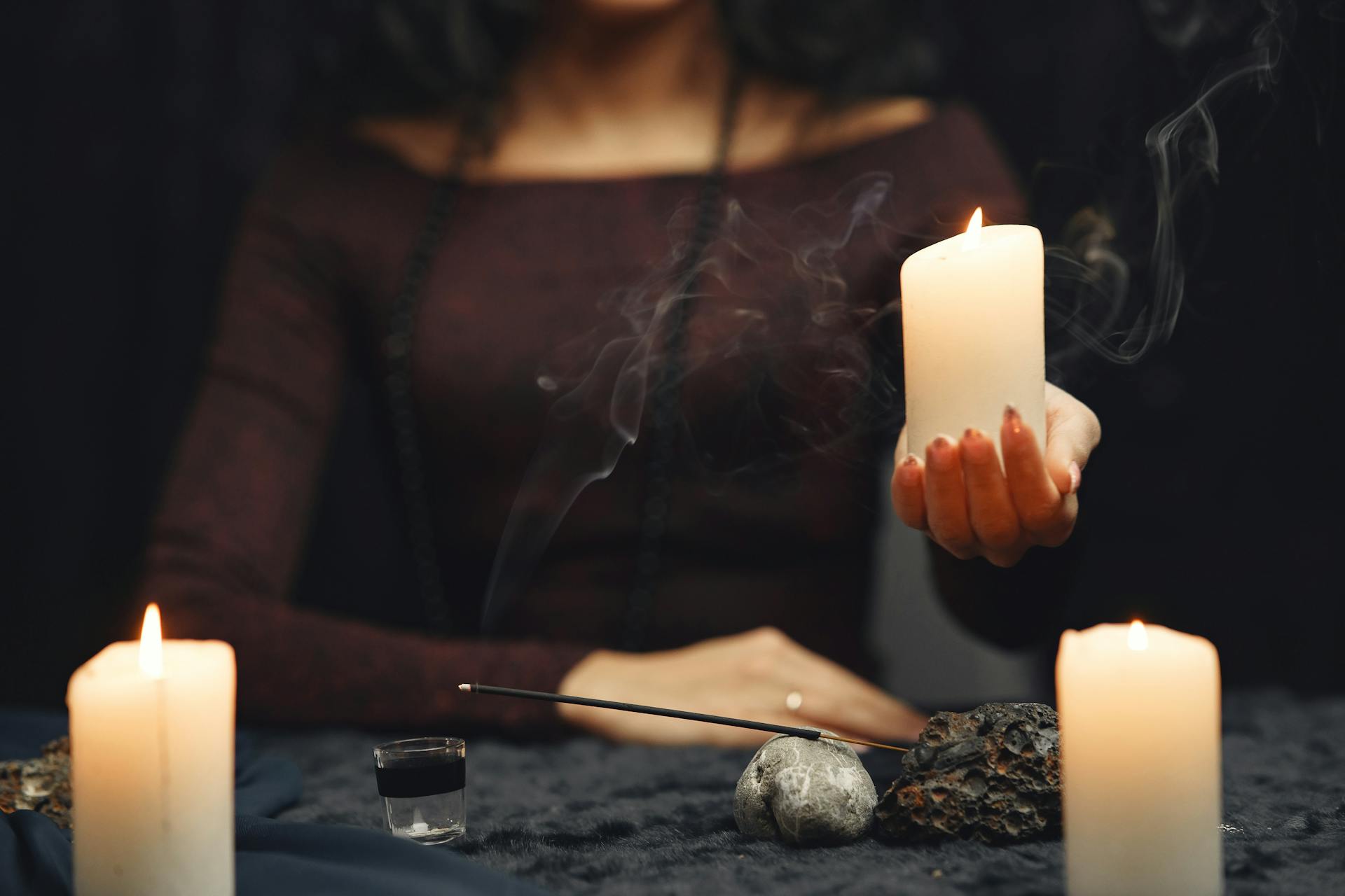 A woman holding a candle | Source: Pexels