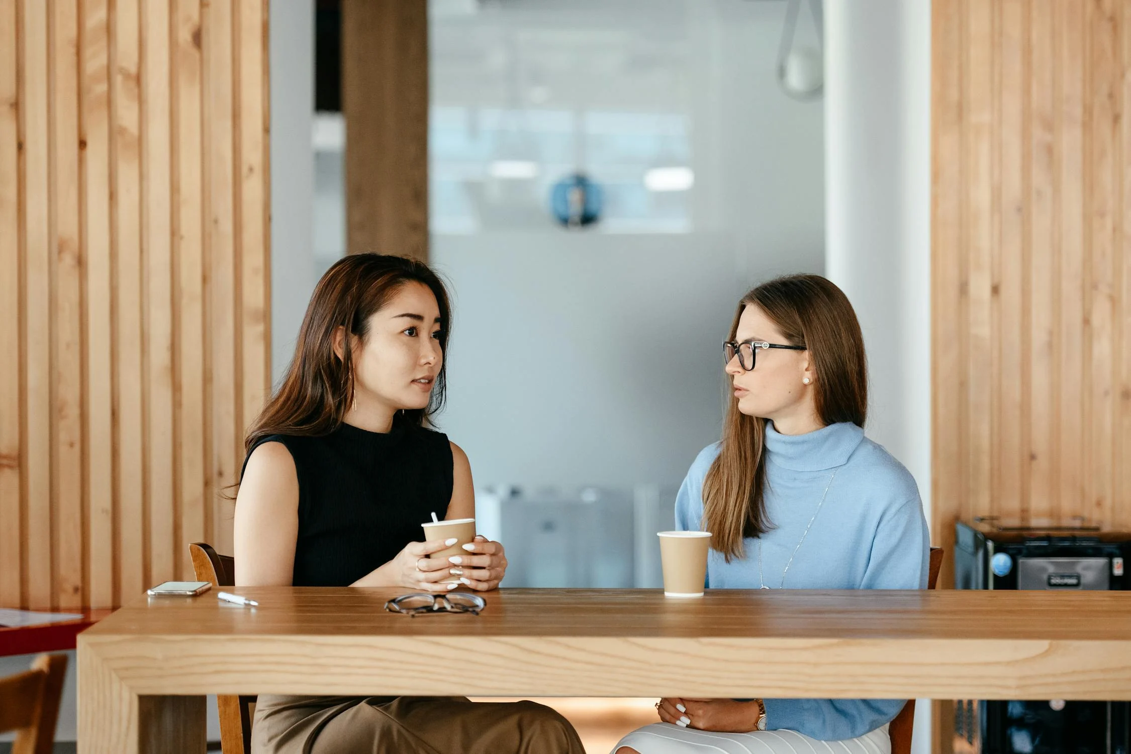 Woman discussing their problems | Source: Pexels