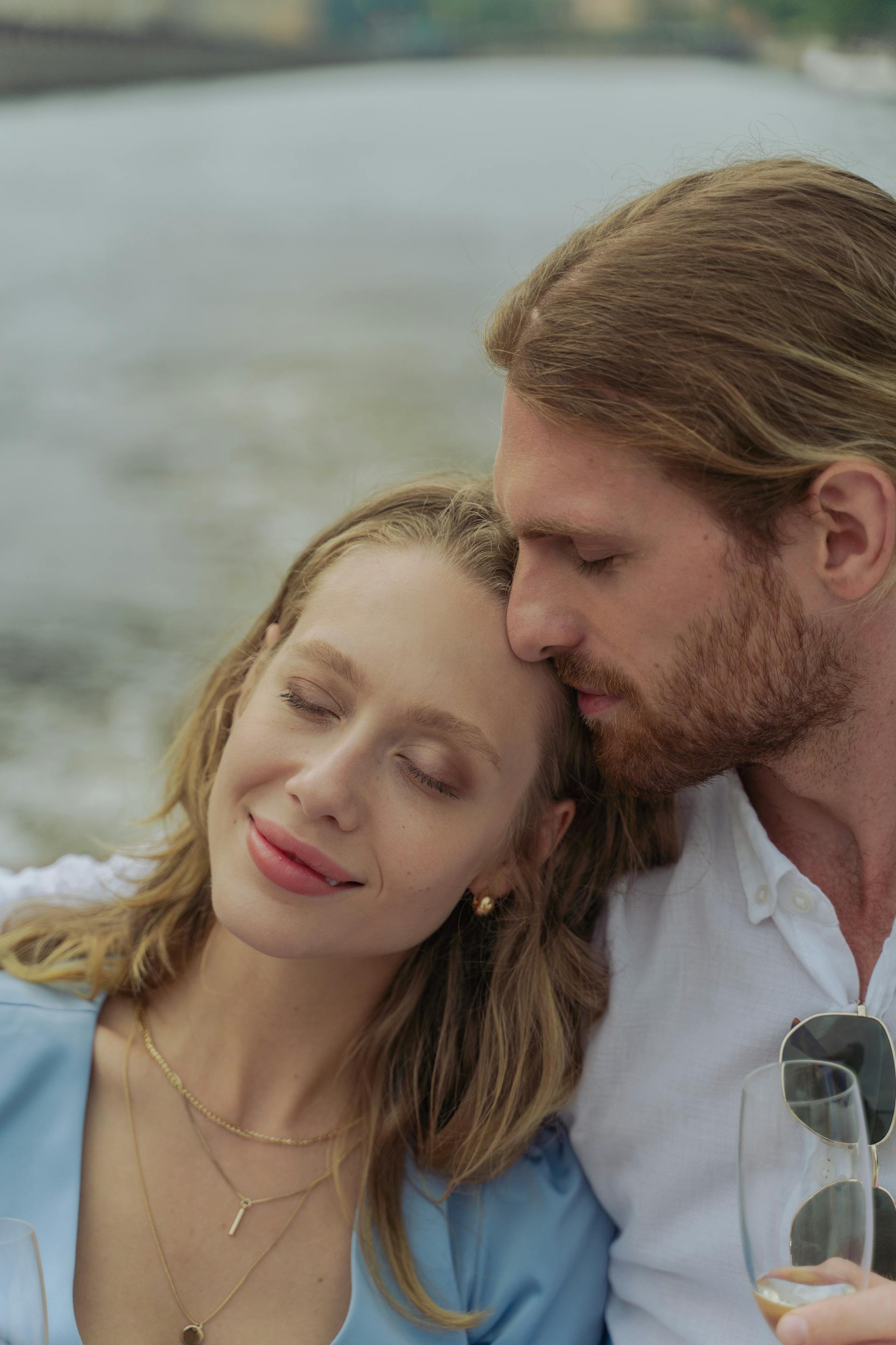 A happy couple with eyes closed | Source: Pexels