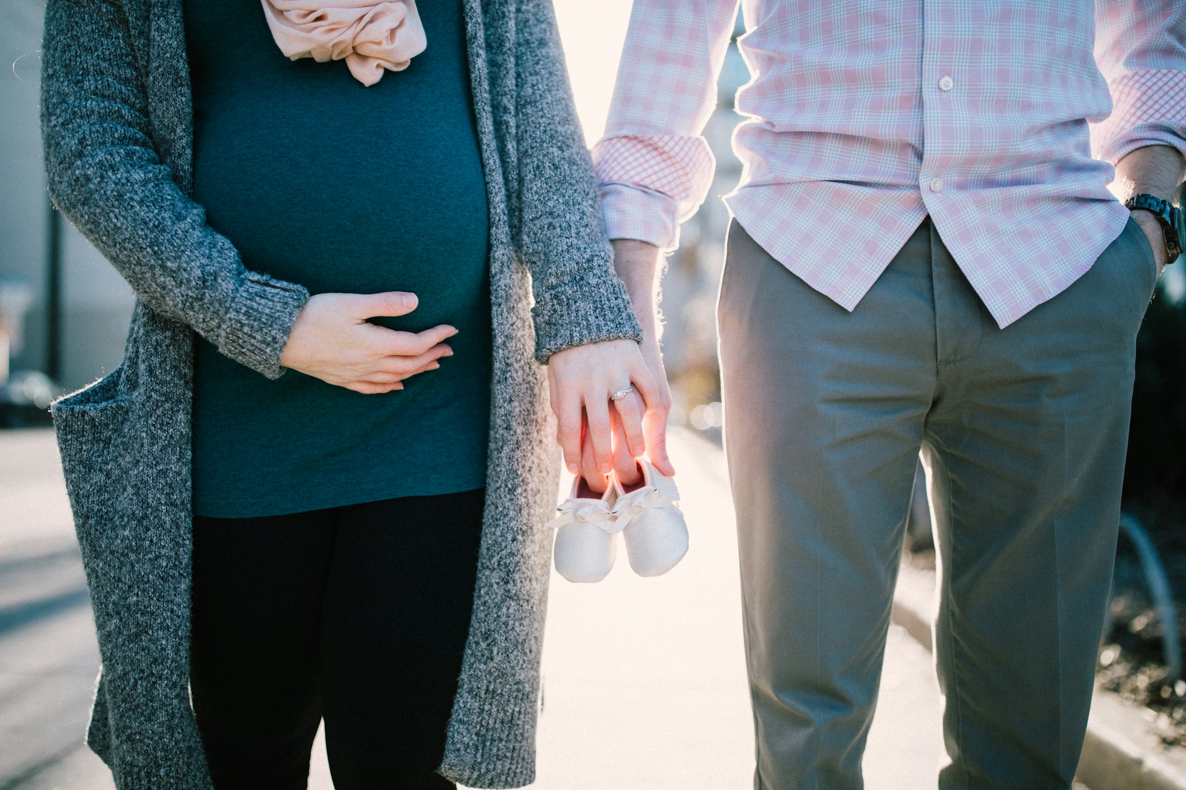 Una mujer embarazada con su pareja | | Fuente: Unsplash