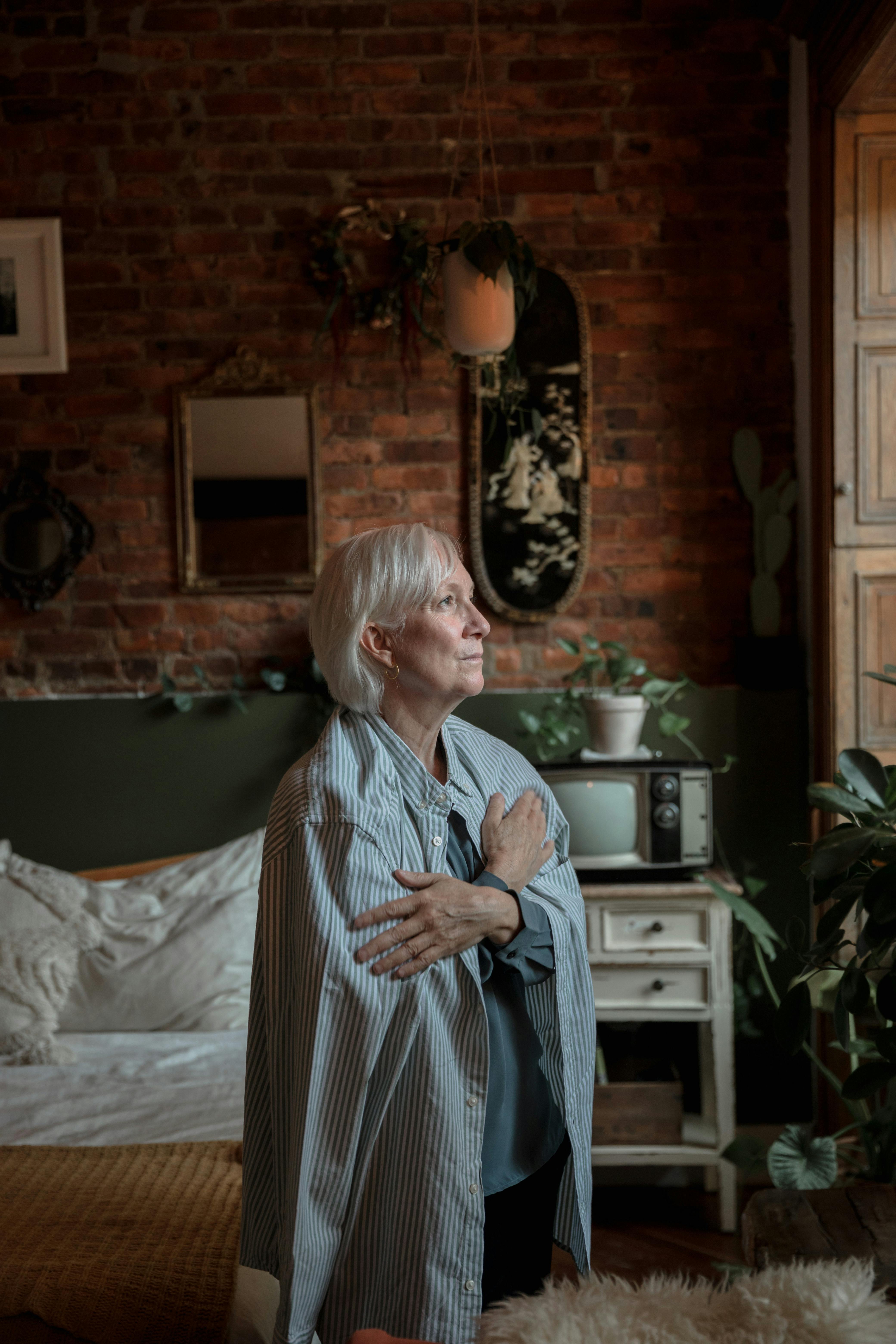 A hopeful woman in her living room | Source: Pexels