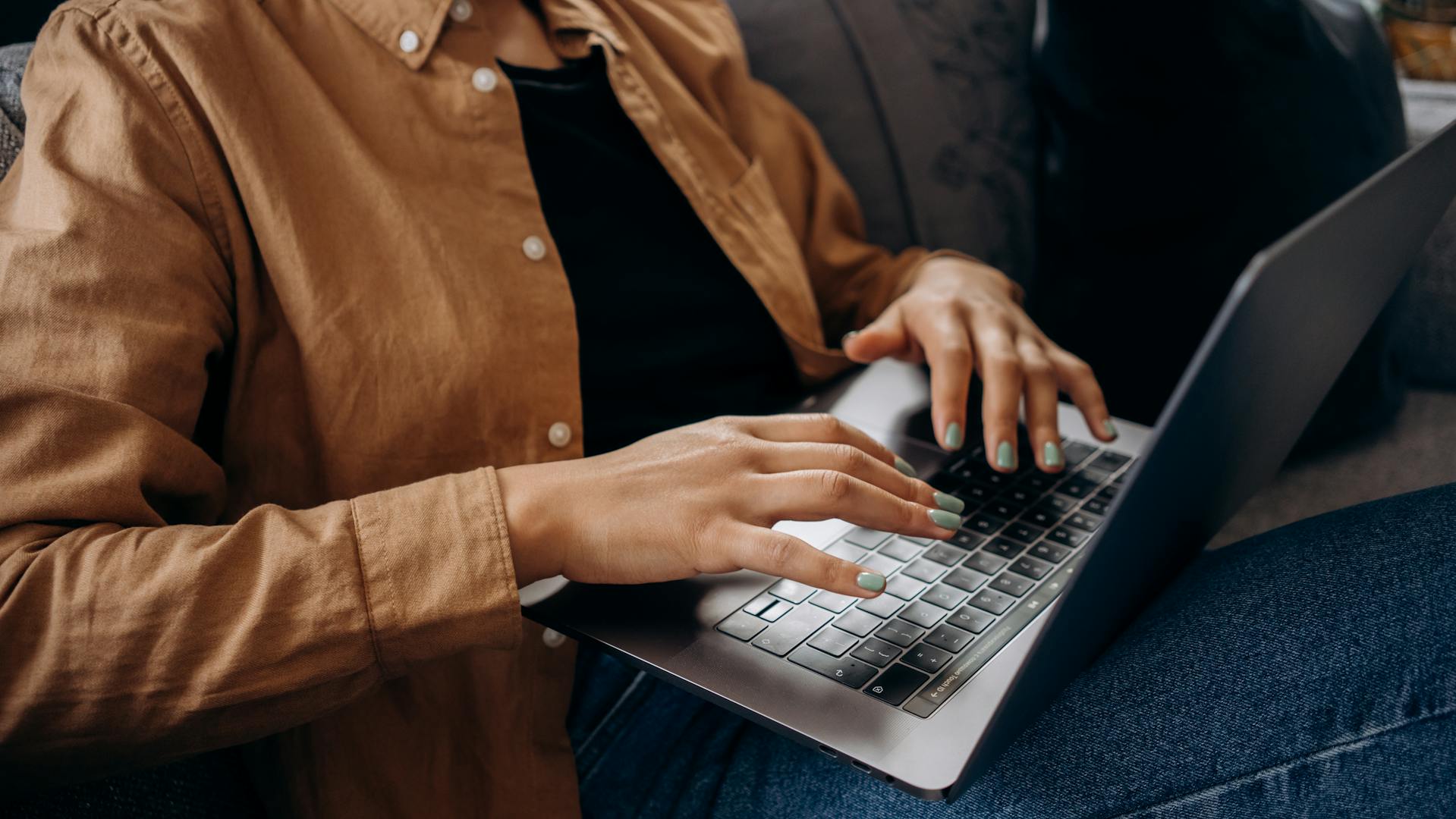 A woman working on her laptop | Source: Pexels
