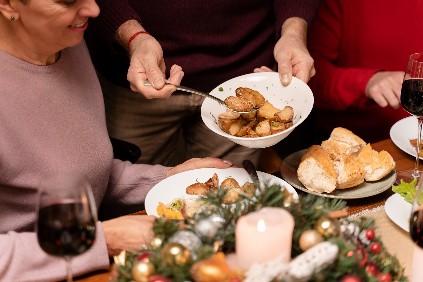 A Christmas dinner | Source: Freepik