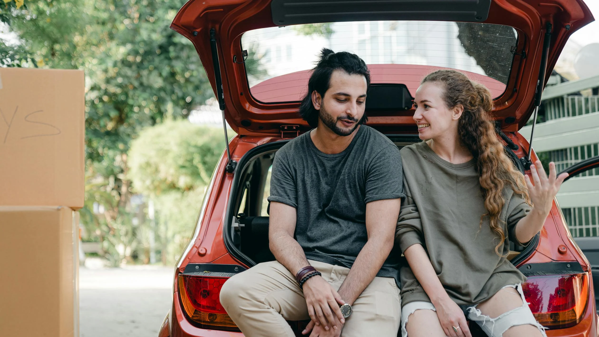 Um casal conversando no carro ⏐ Fonte: Pexels