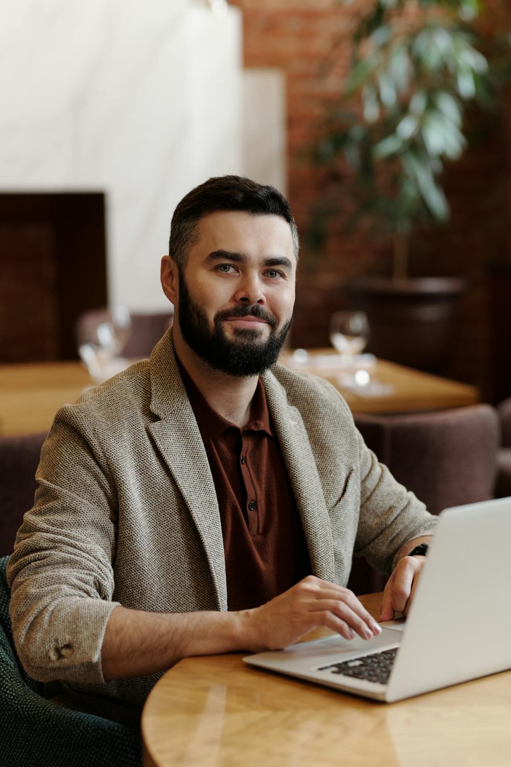 Un hombre sonriente en un café | Fuente: Pexels