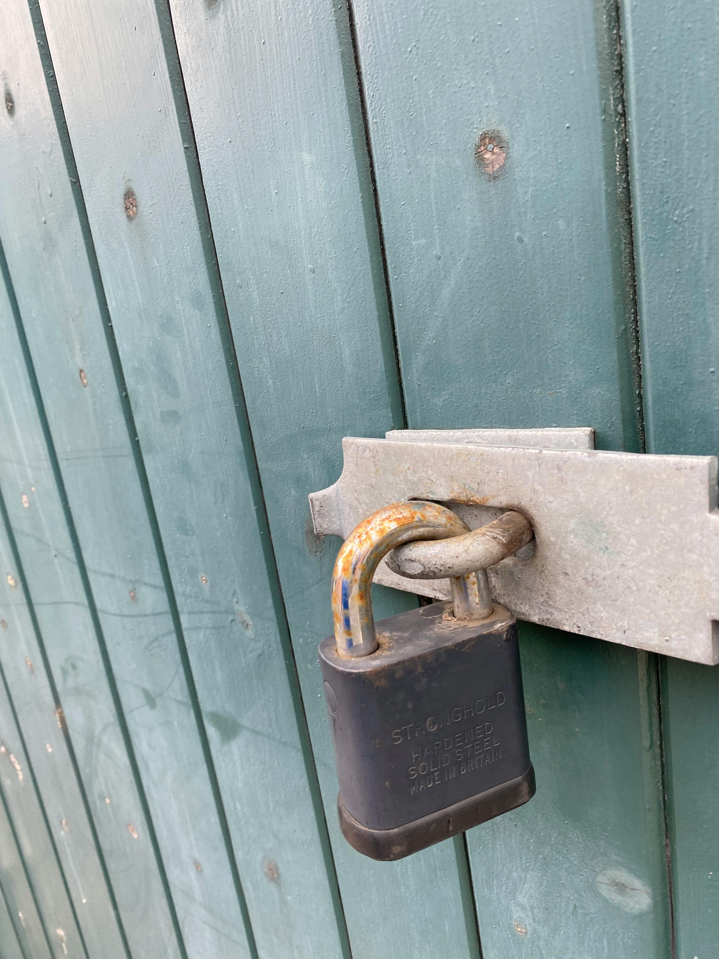 A locked gate | Source: Pexels