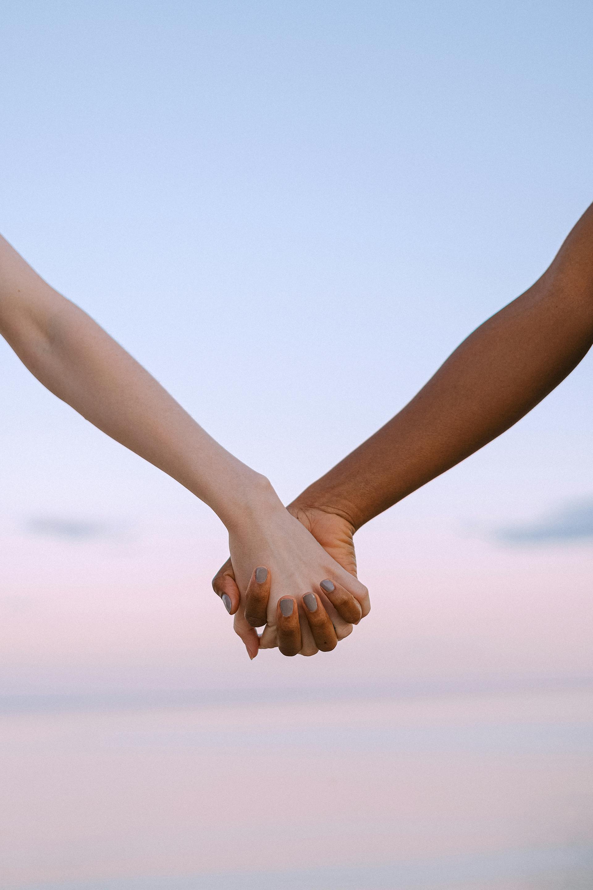 Two people holding hands | Source: Pexels