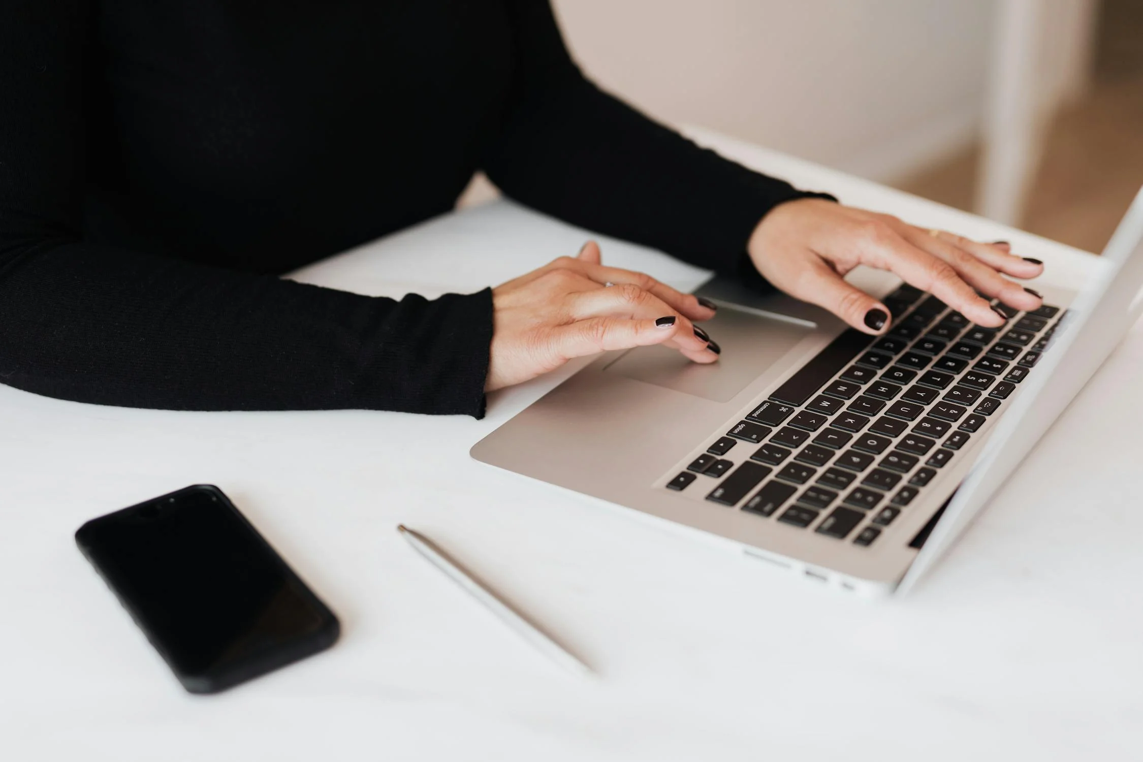 A woman typing | Source: Pexels