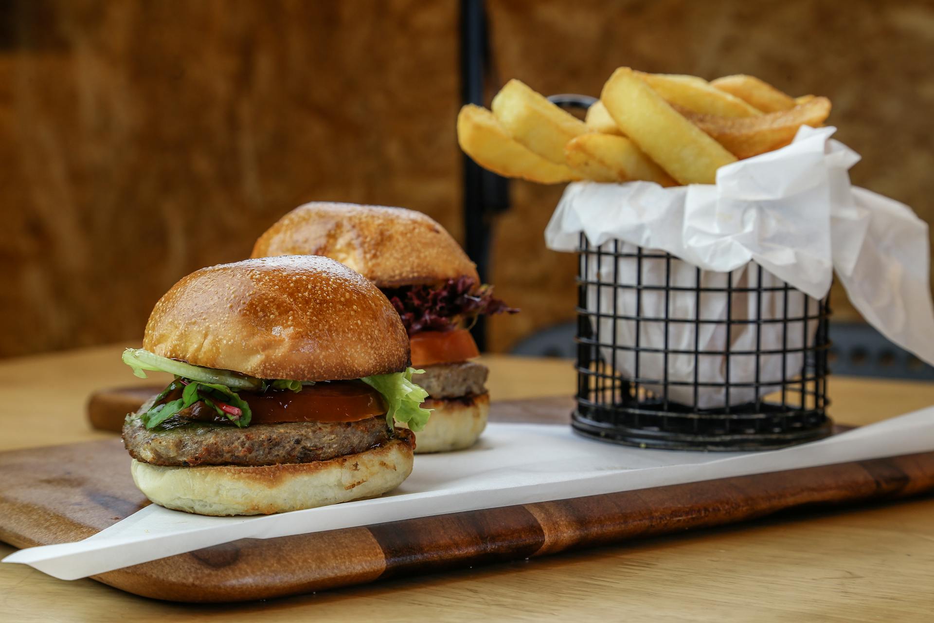 A tray of burgers and fries | Source: Pexels