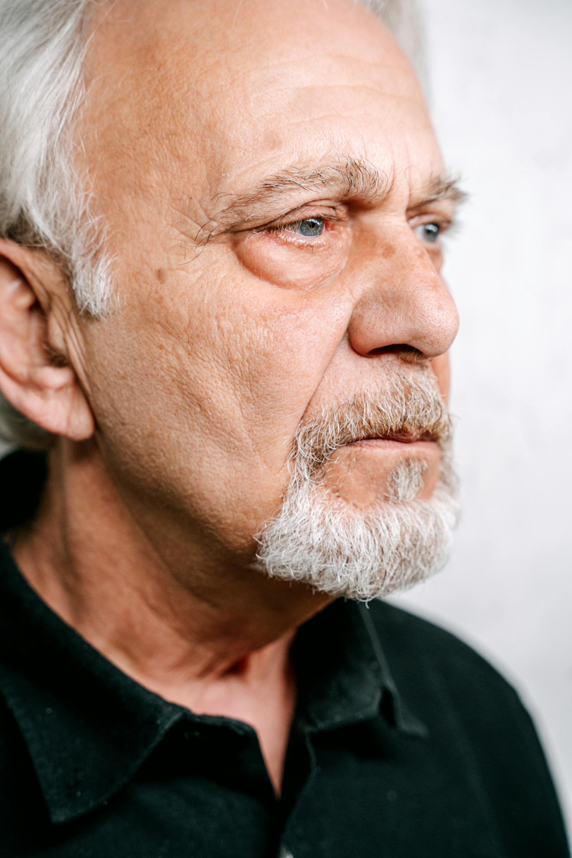 A man staring at someone | Source: Pexels