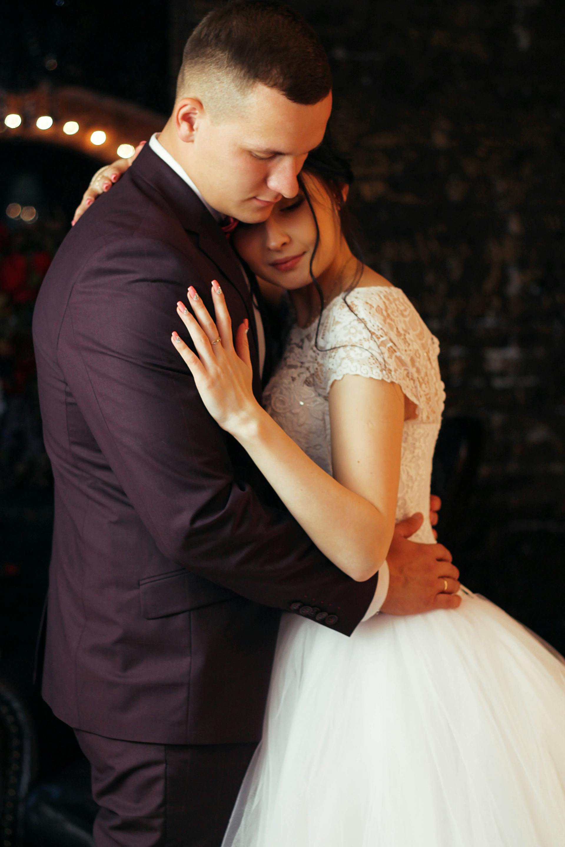 A bride and groom dancing | Source: Pexels