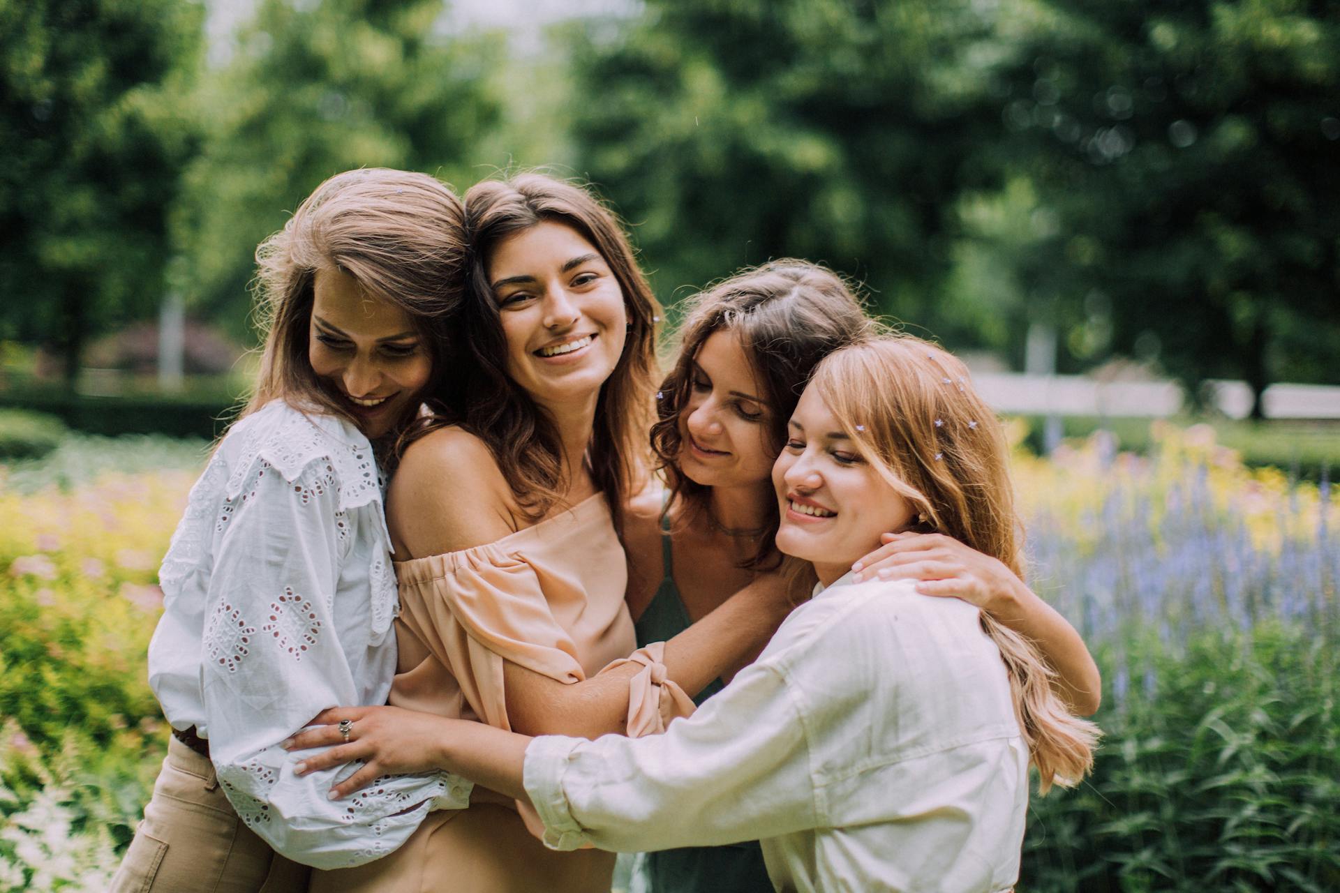 A group of friends hugging | Source: Pexels