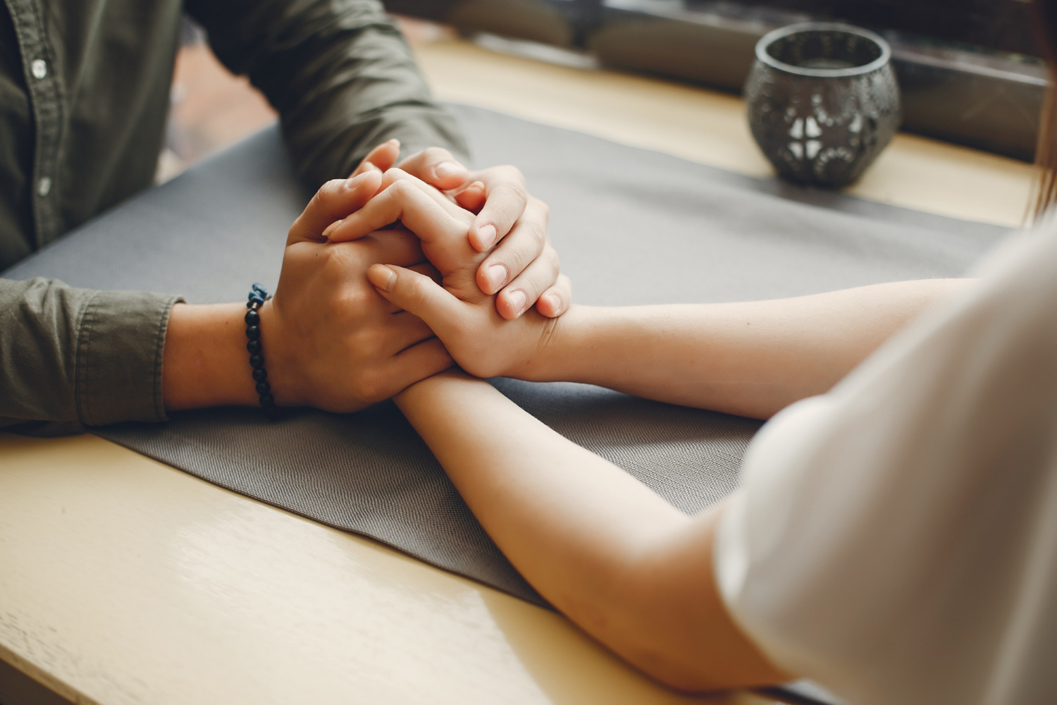 A couple holding hands | Source: Freepik