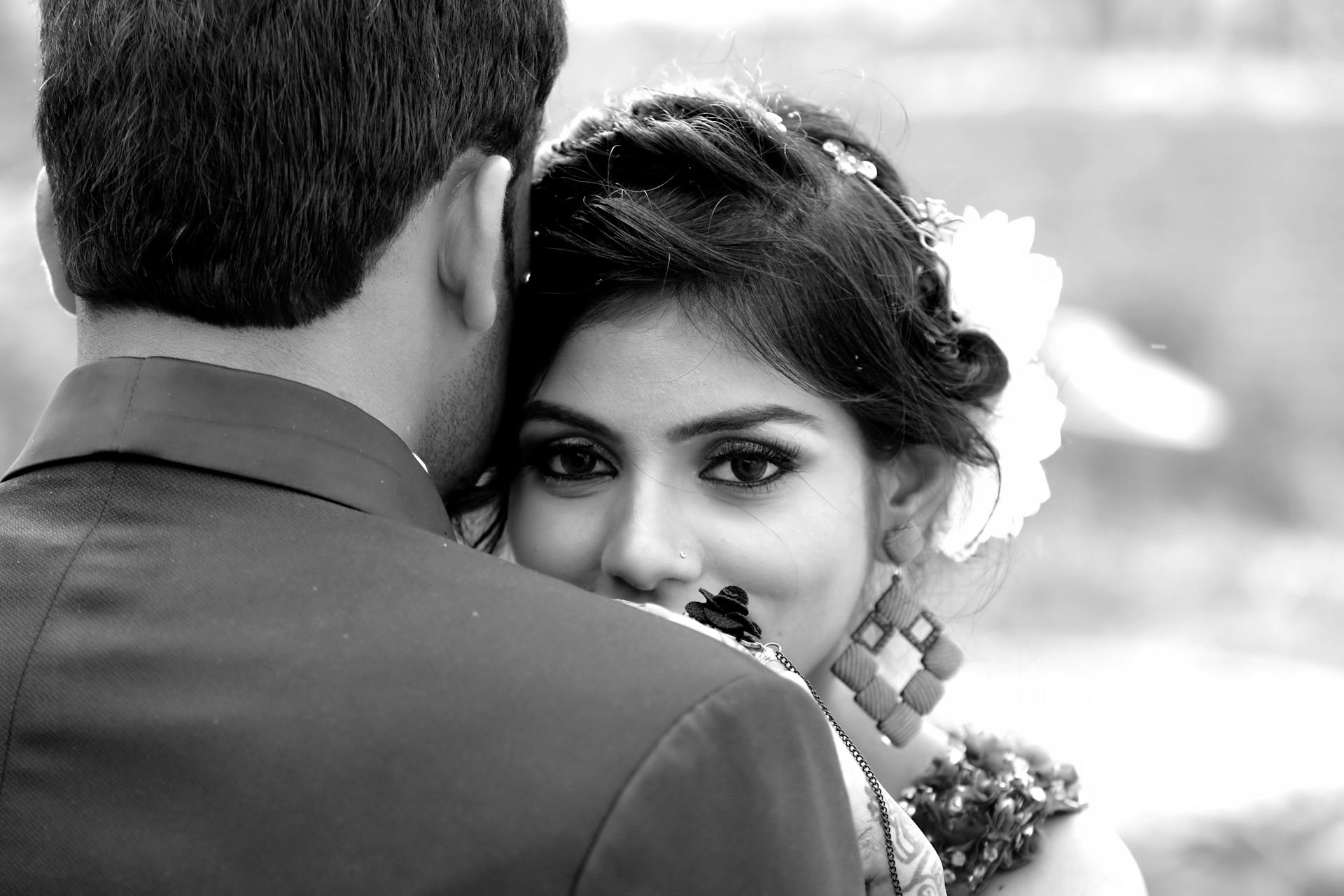 A woman peeking over a man's shoulder | Source: Pexels