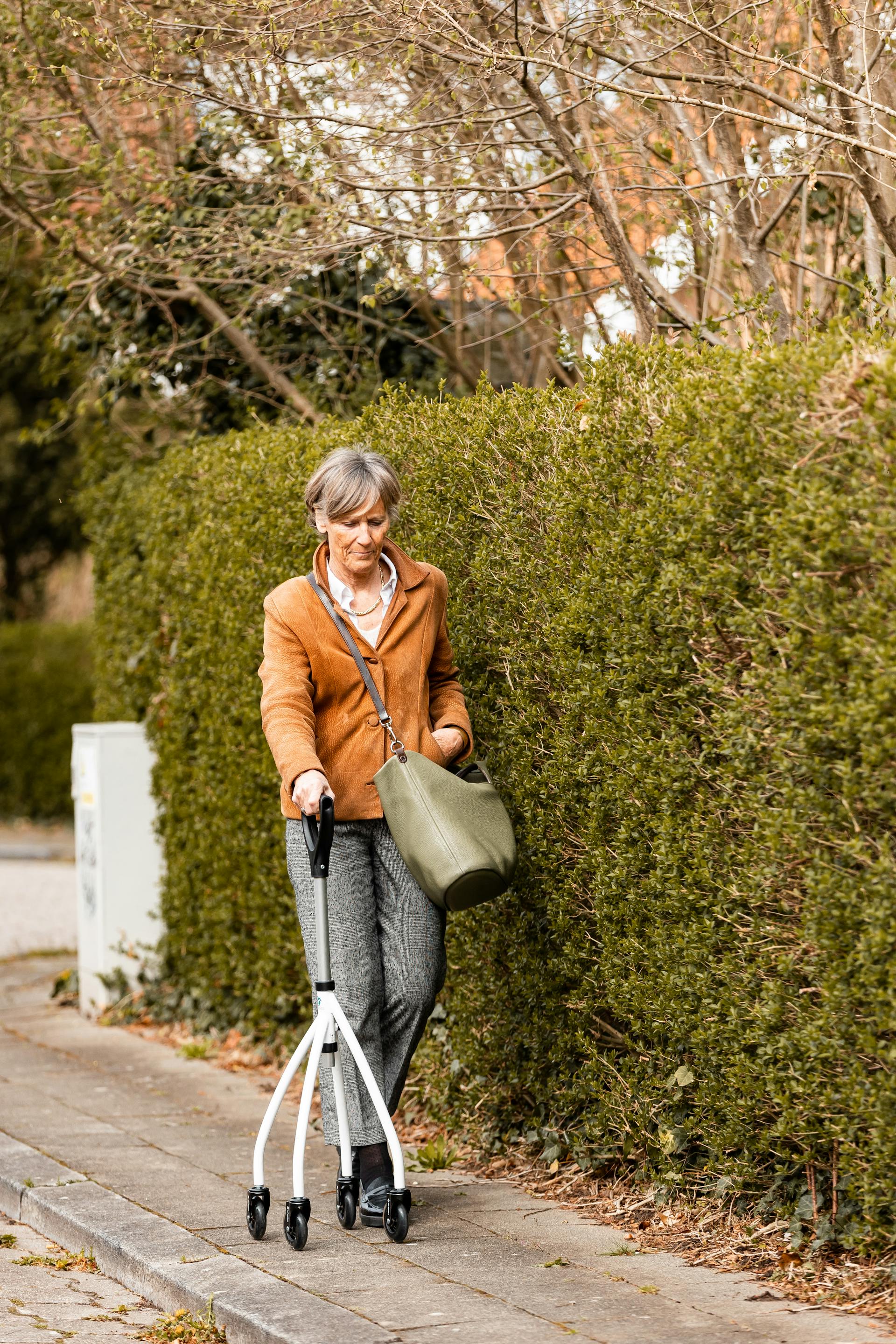 A woman walking on a sidewalk | Source: Pexels