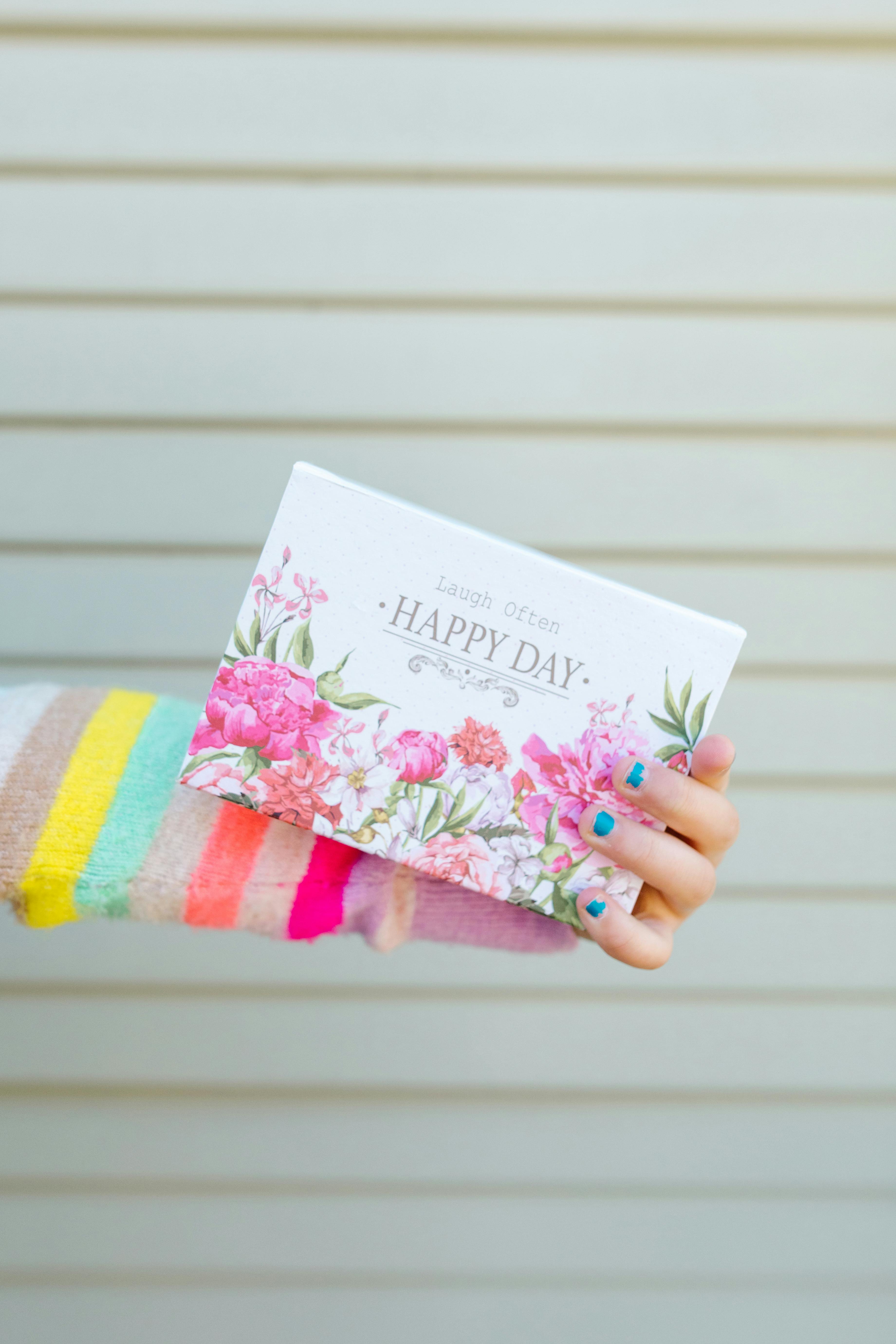 A hand holding a birthday card | Source: Pexels