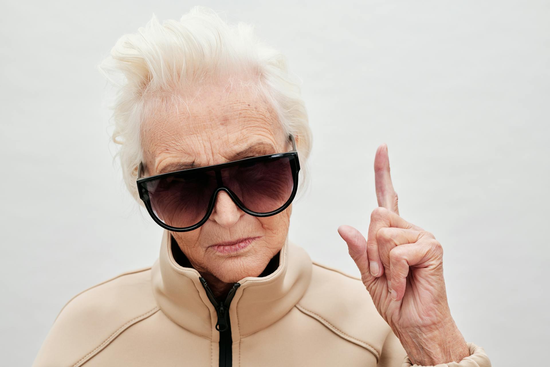 An angry senior woman raising her finger | Source: Pexels