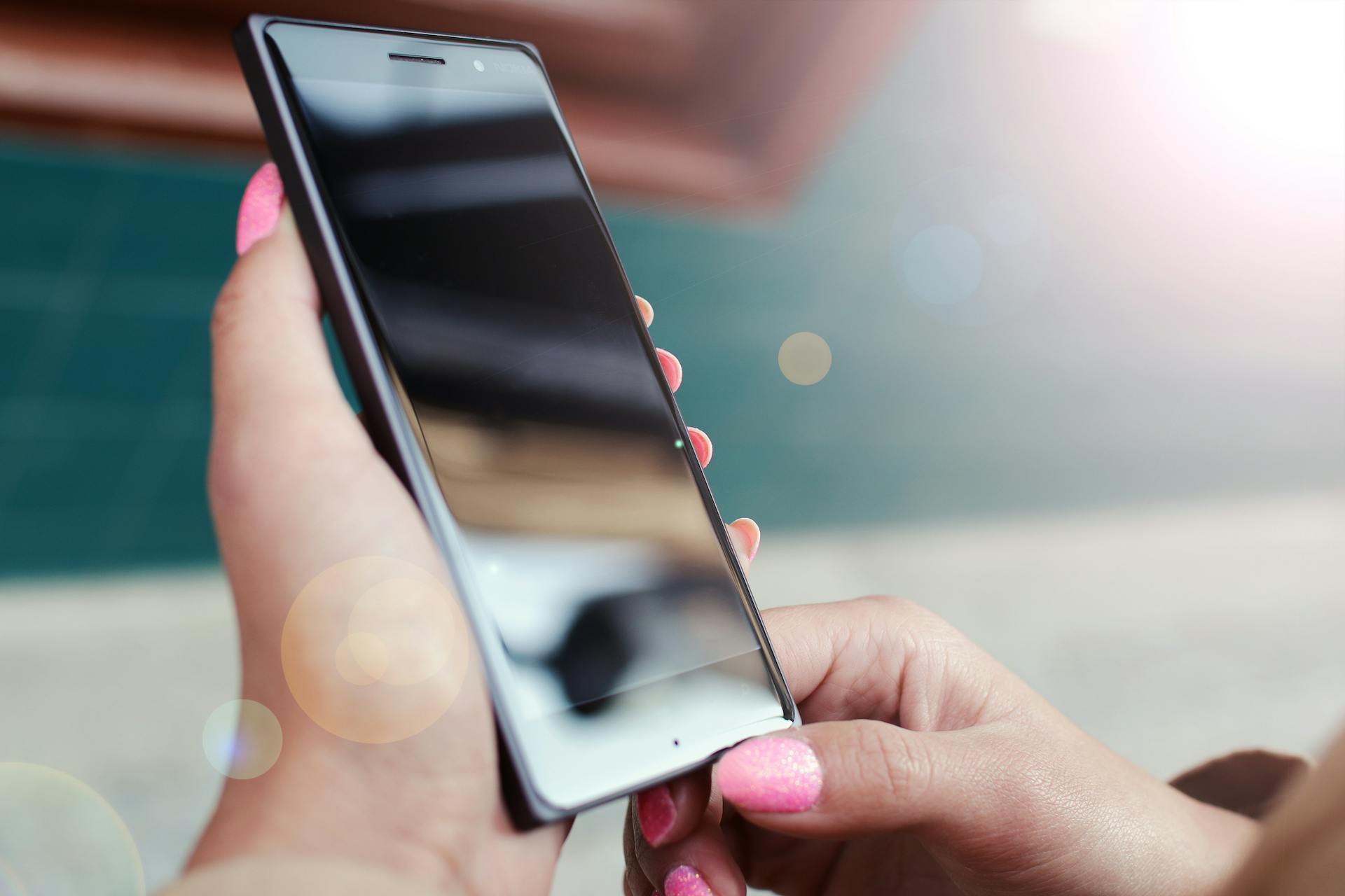 A woman holding a cell phone | Source: Pexels