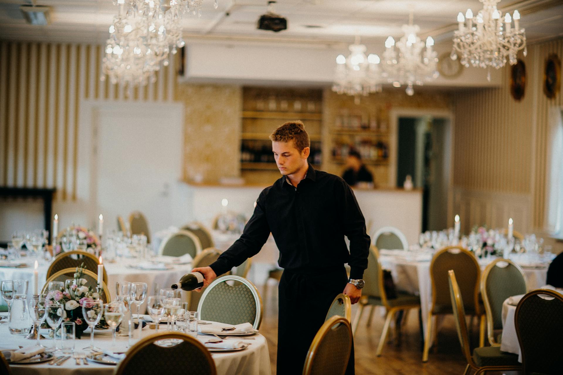 A waiter at a wedding reception | Source: Pexels