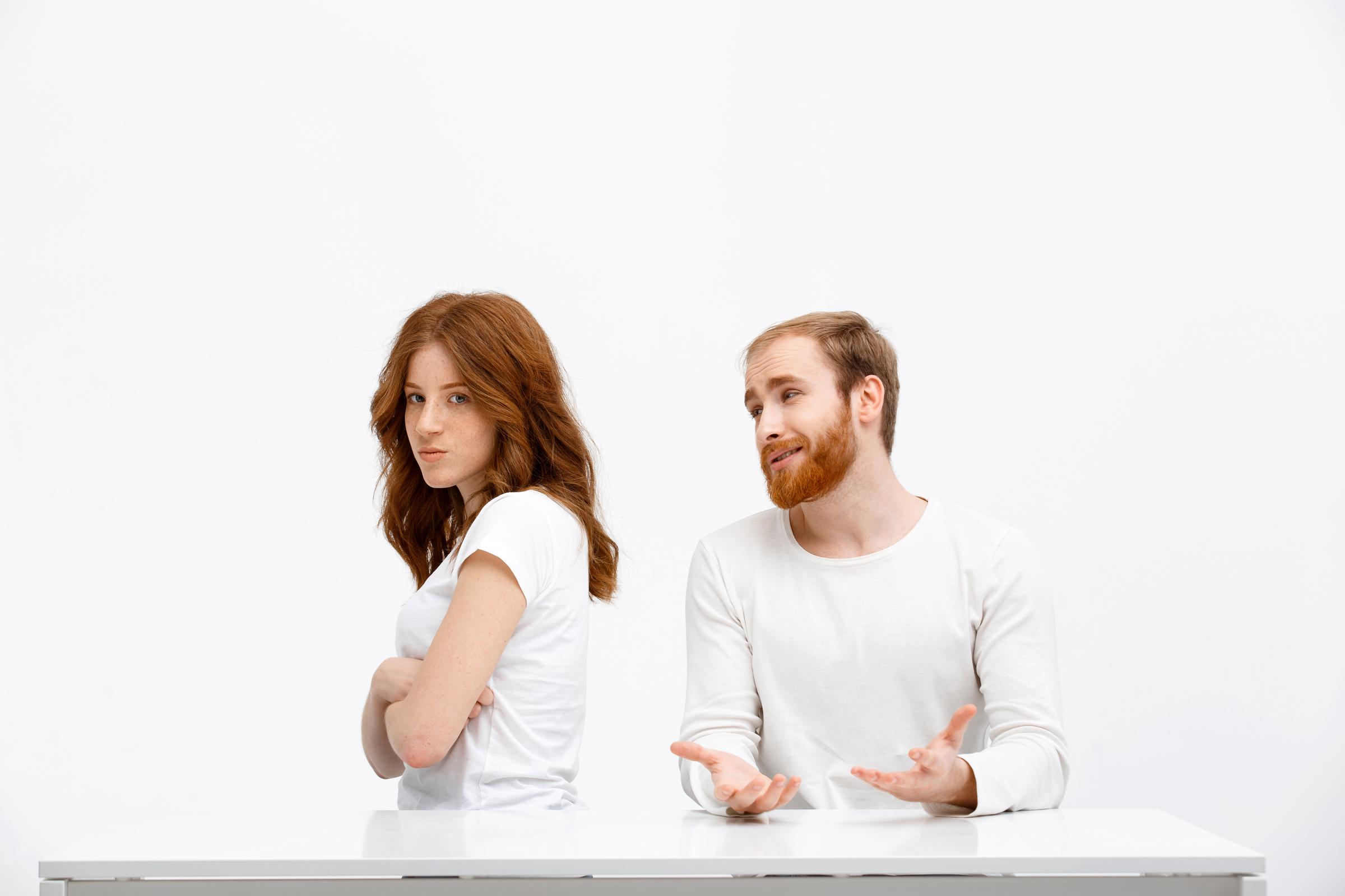 A man apologizing to a woman | Source: Freepik
