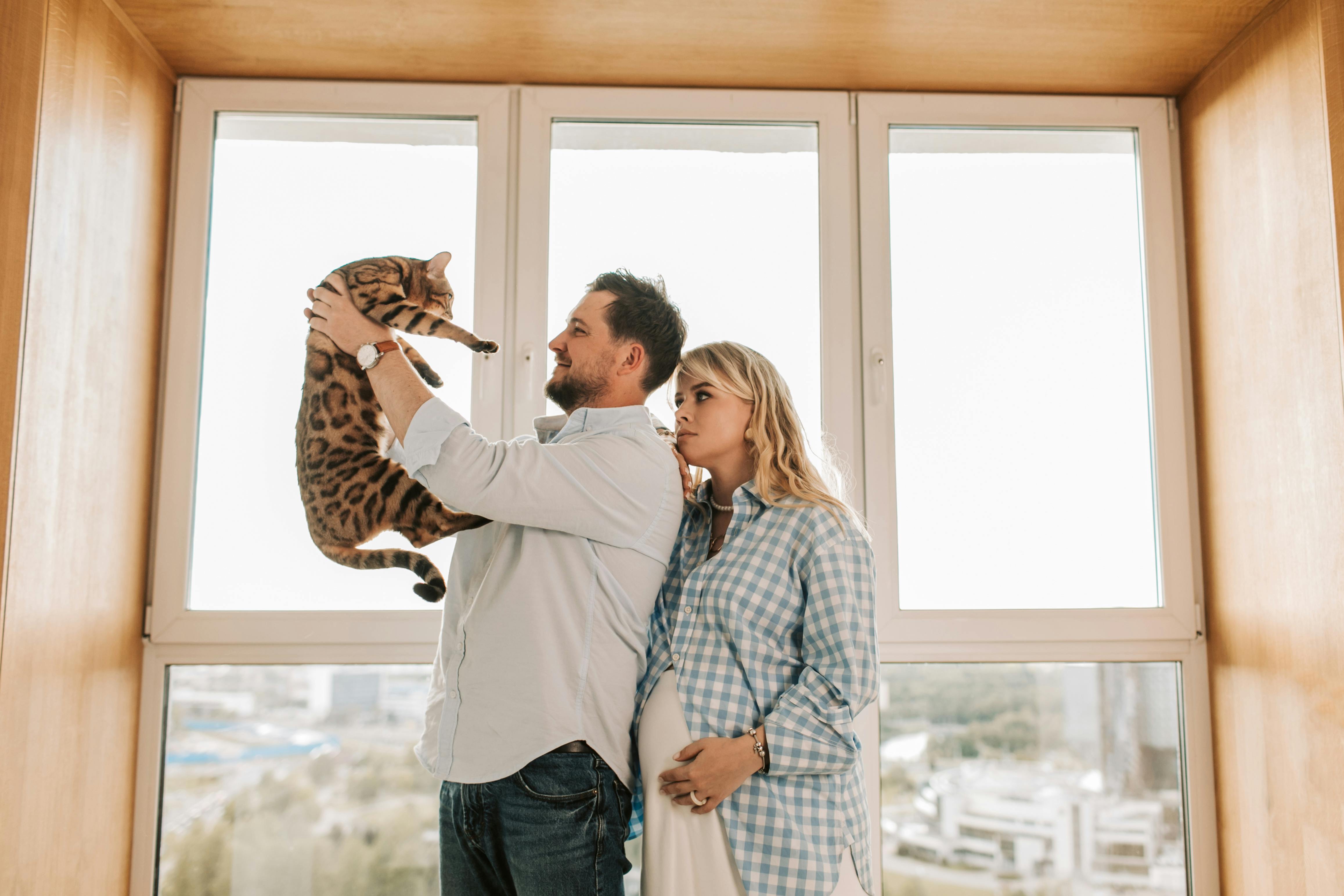 A pregnant woman standing behind a man | Source: Pexels