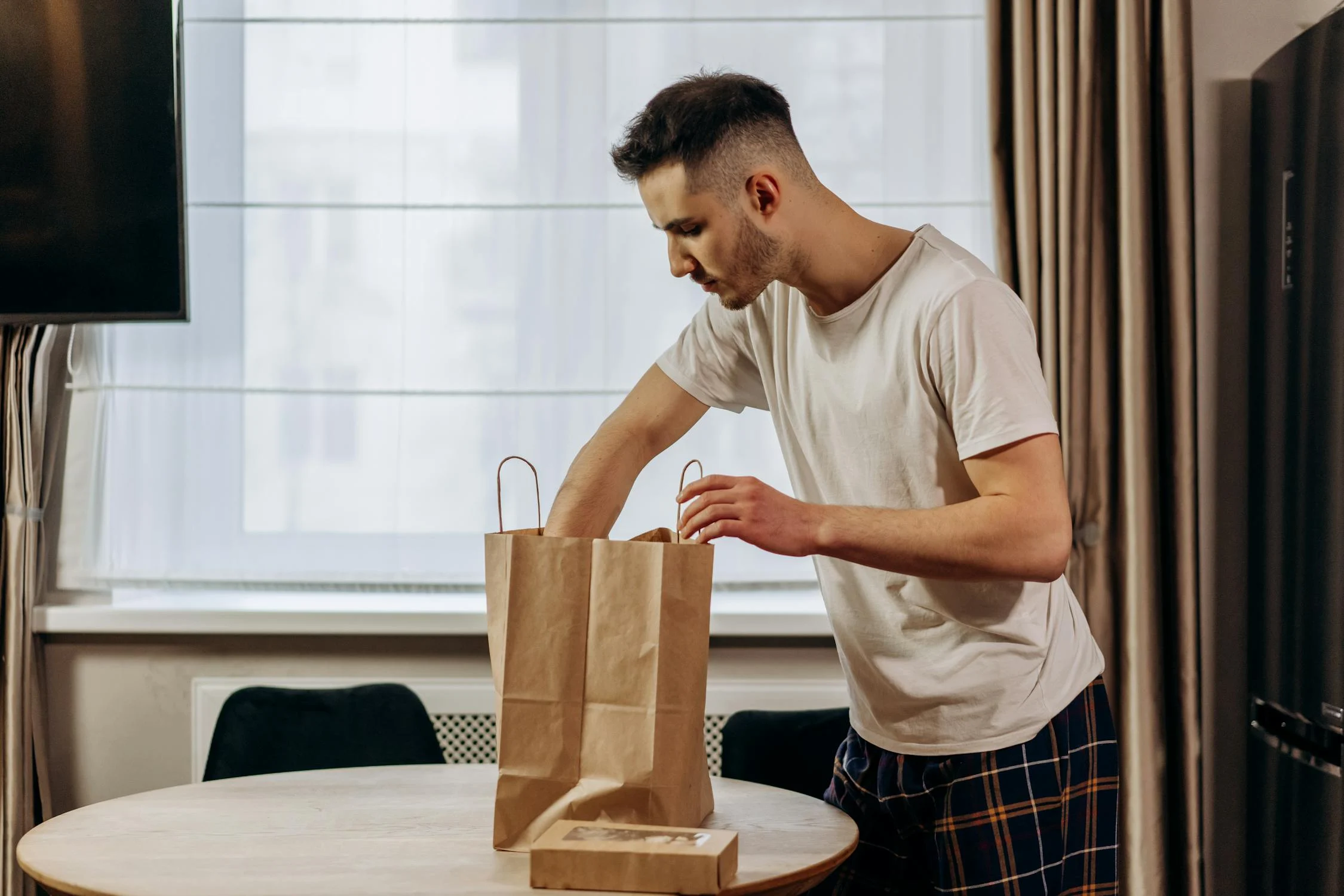 A man with groceries | Source: Pexels