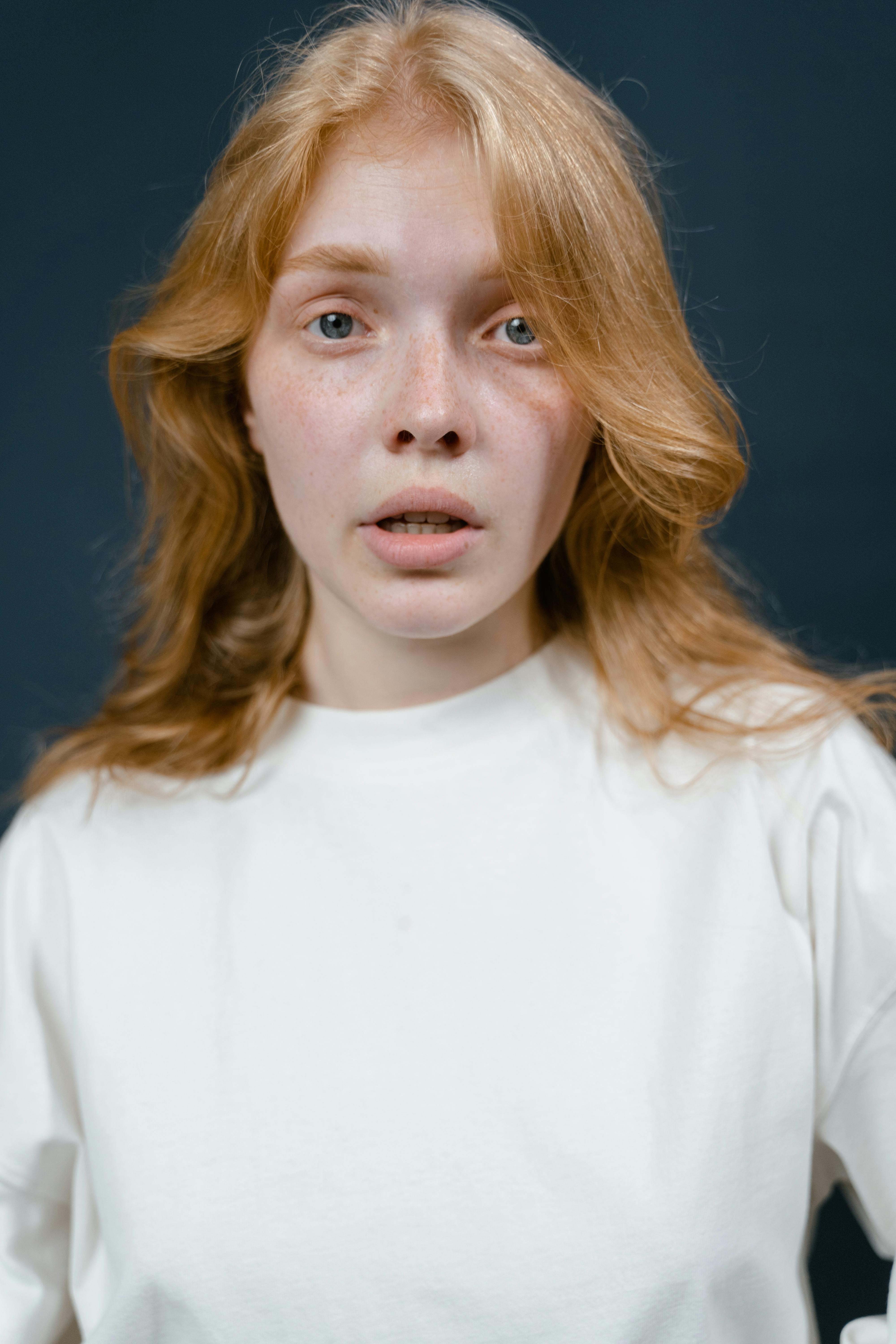 A surprised young woman | Source: Pexels