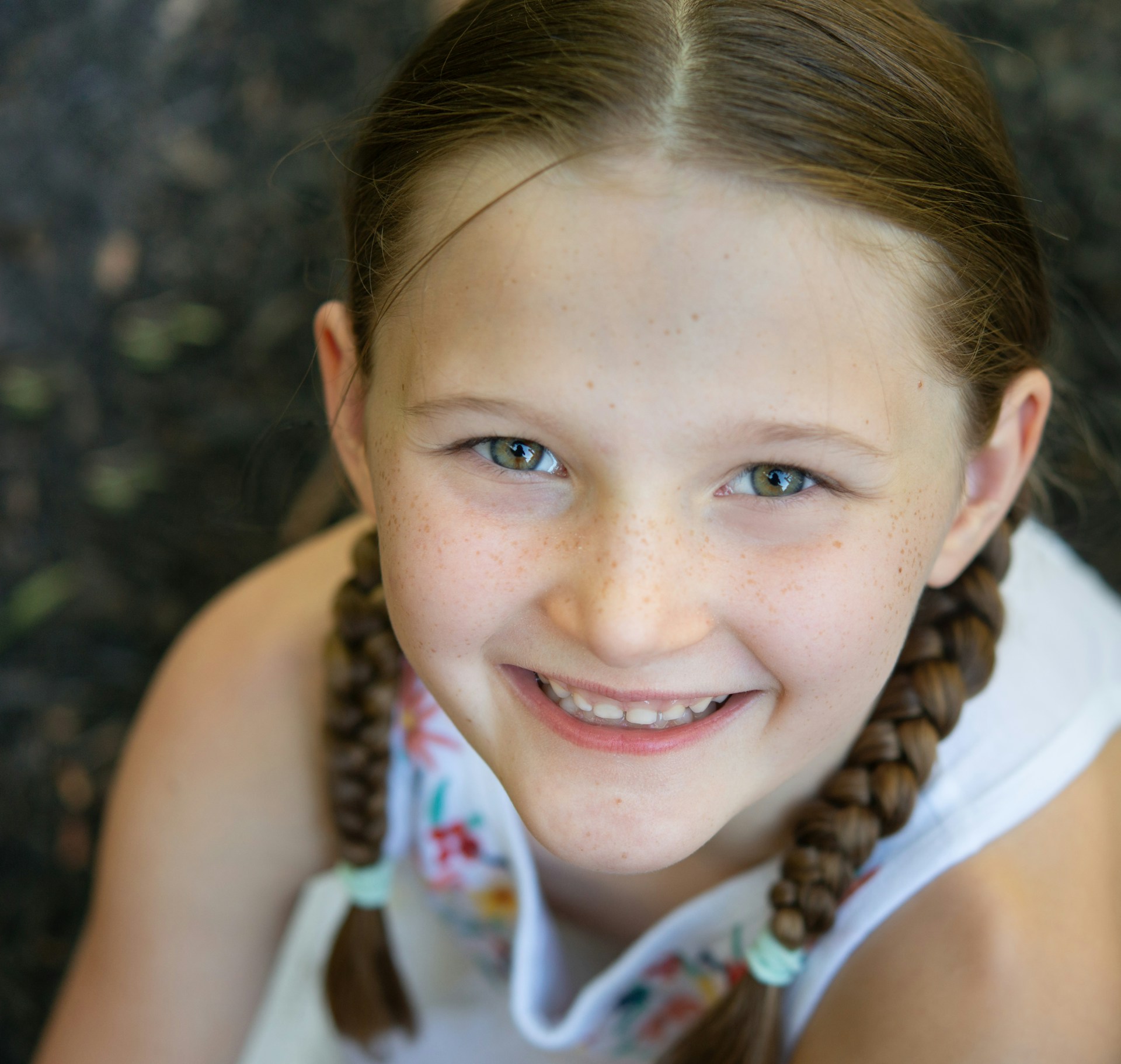 A young girl looking up with a hearty smile | Source: Unsplash