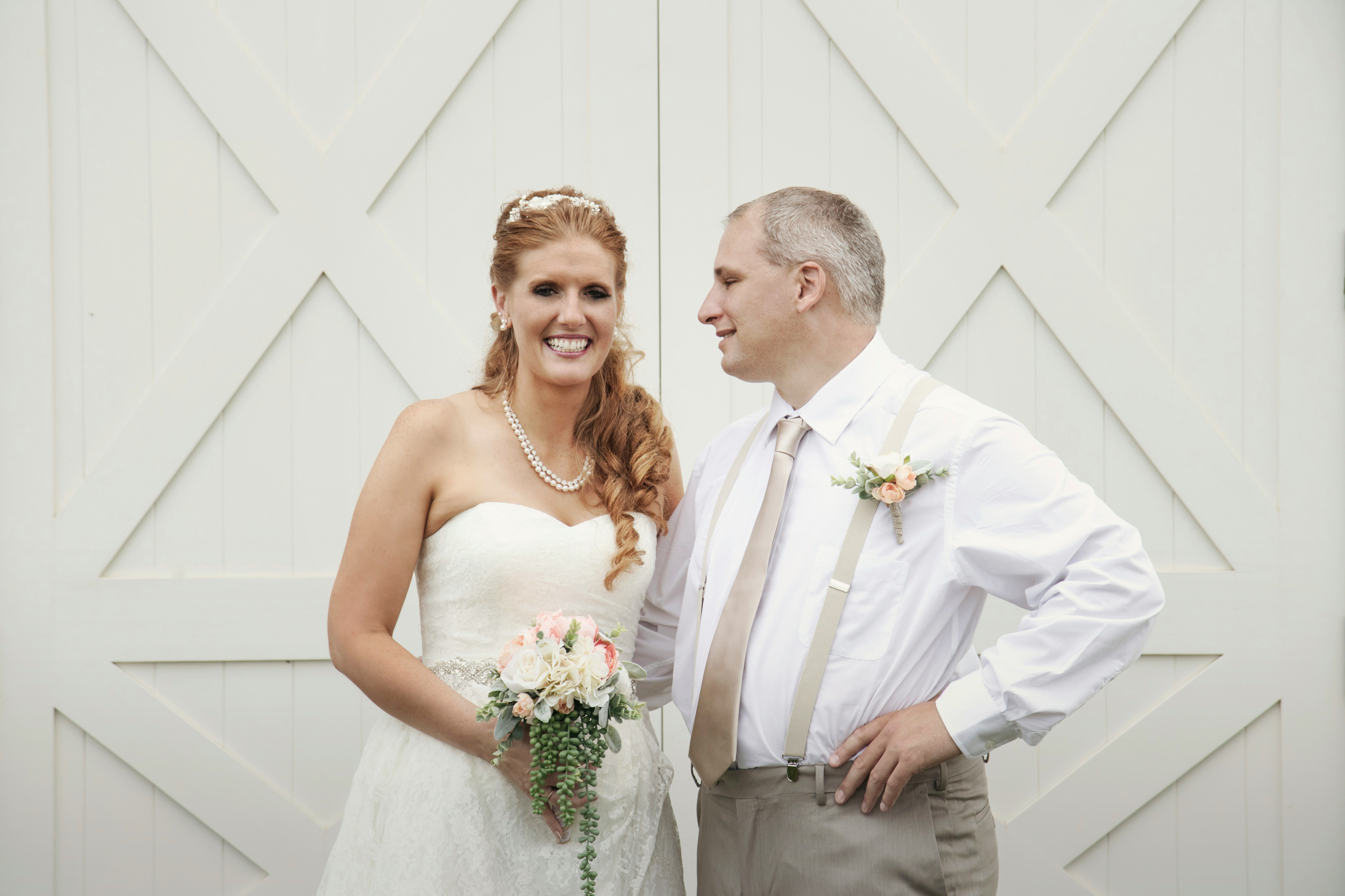 Bride talking to her dad | Source: Unsplash