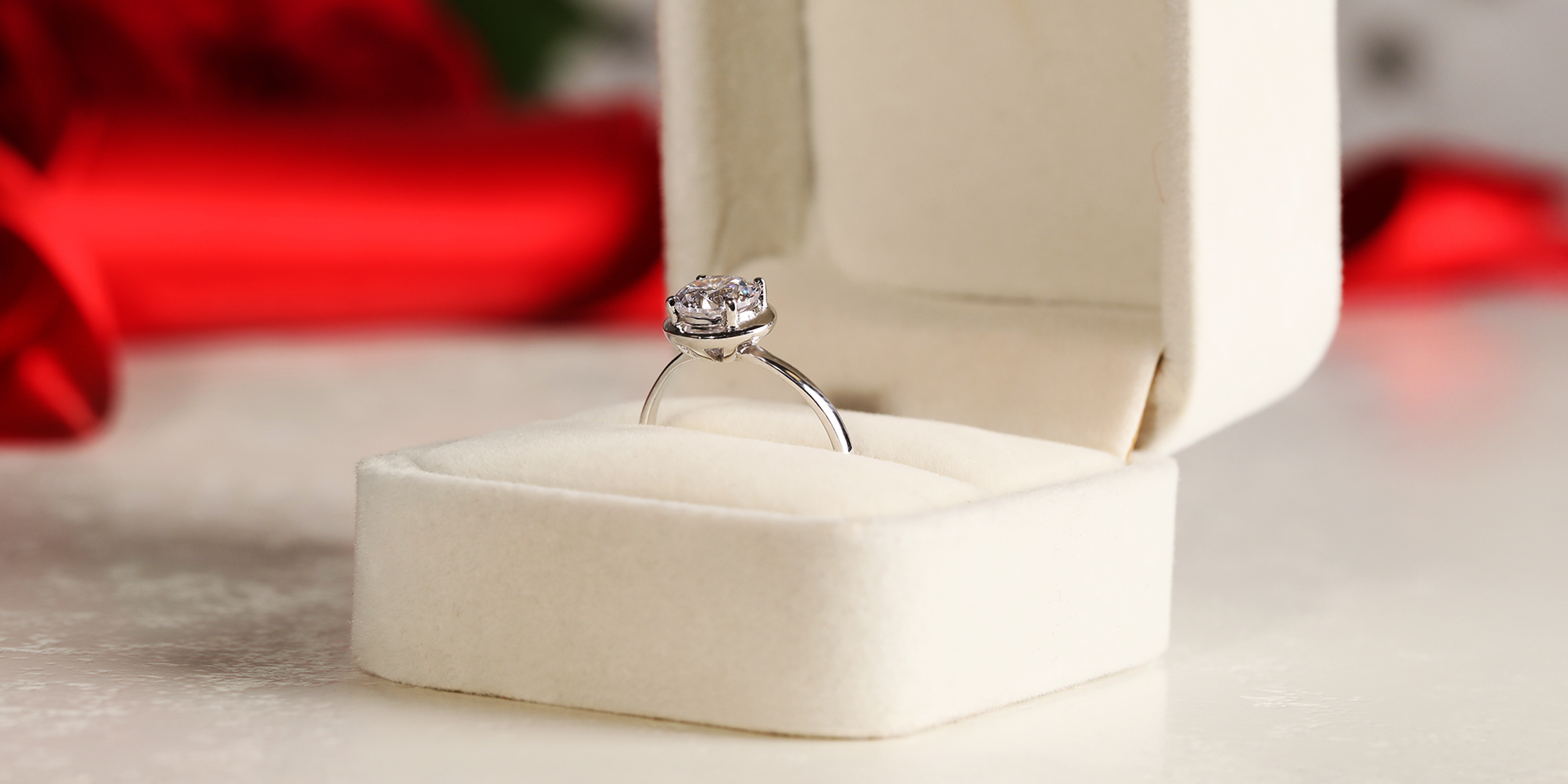 A wedding ring in a box | Source: Shutterstock