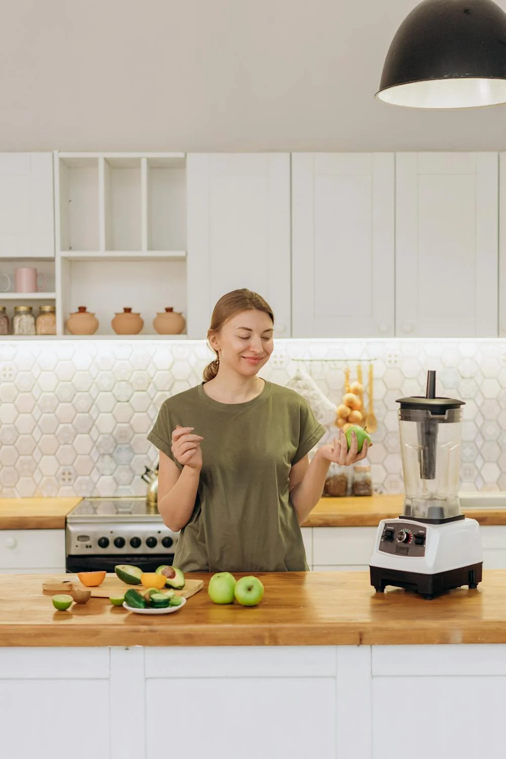 A woman with a blender | Source: Pexels