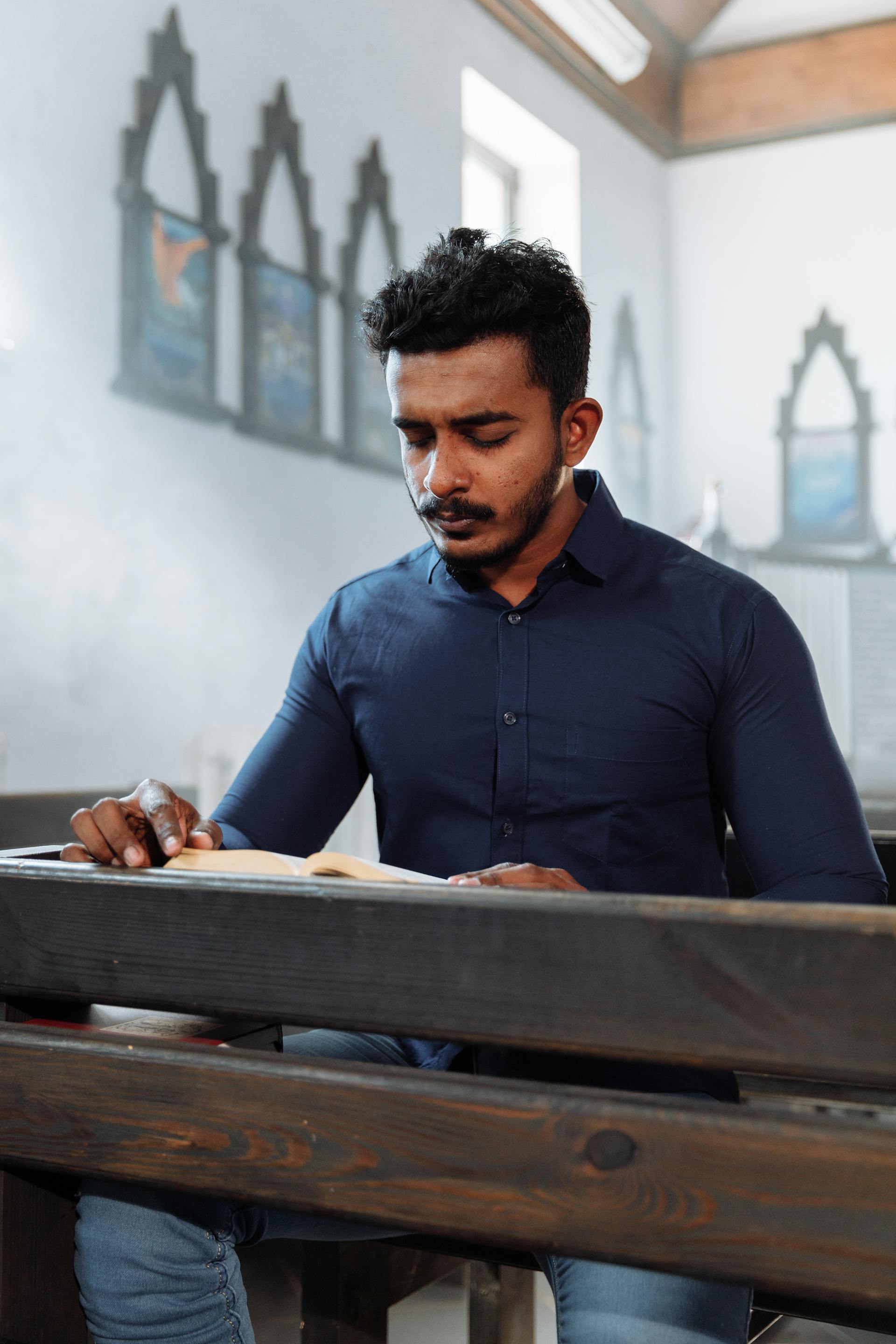A man reading the Bible | Source: Pexels
