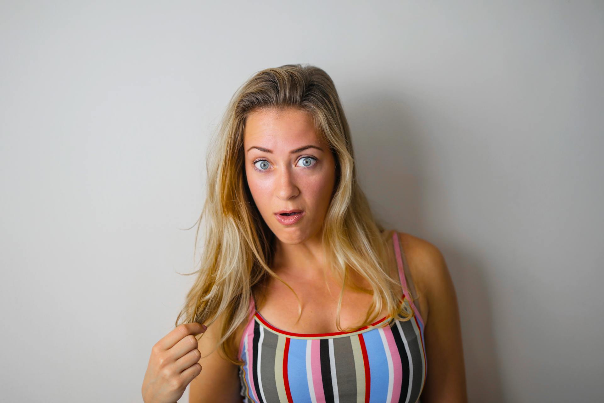 A woman staring incredulously at someone | Source: Pexels