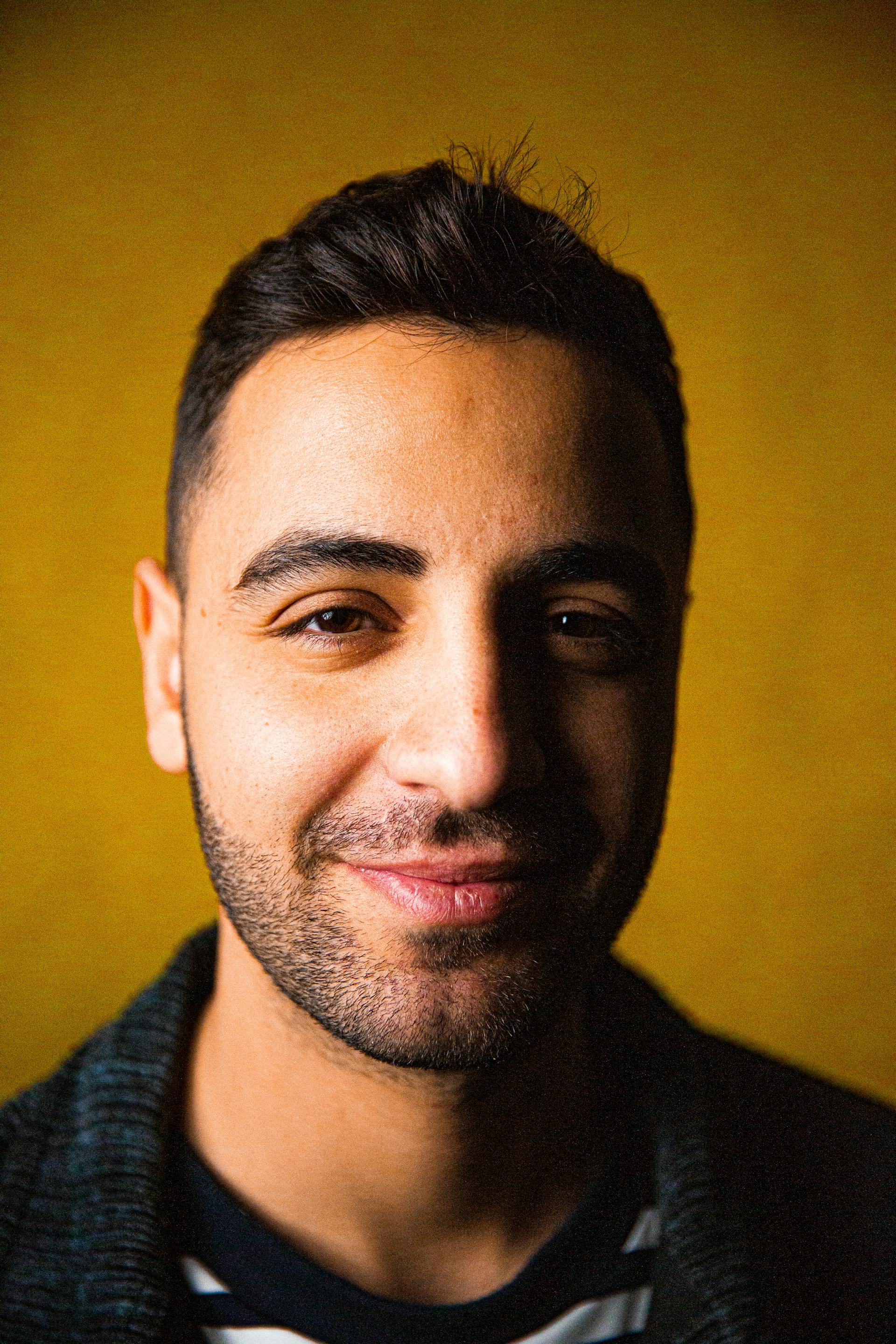 A man smiling with amusement | Source: Pexels