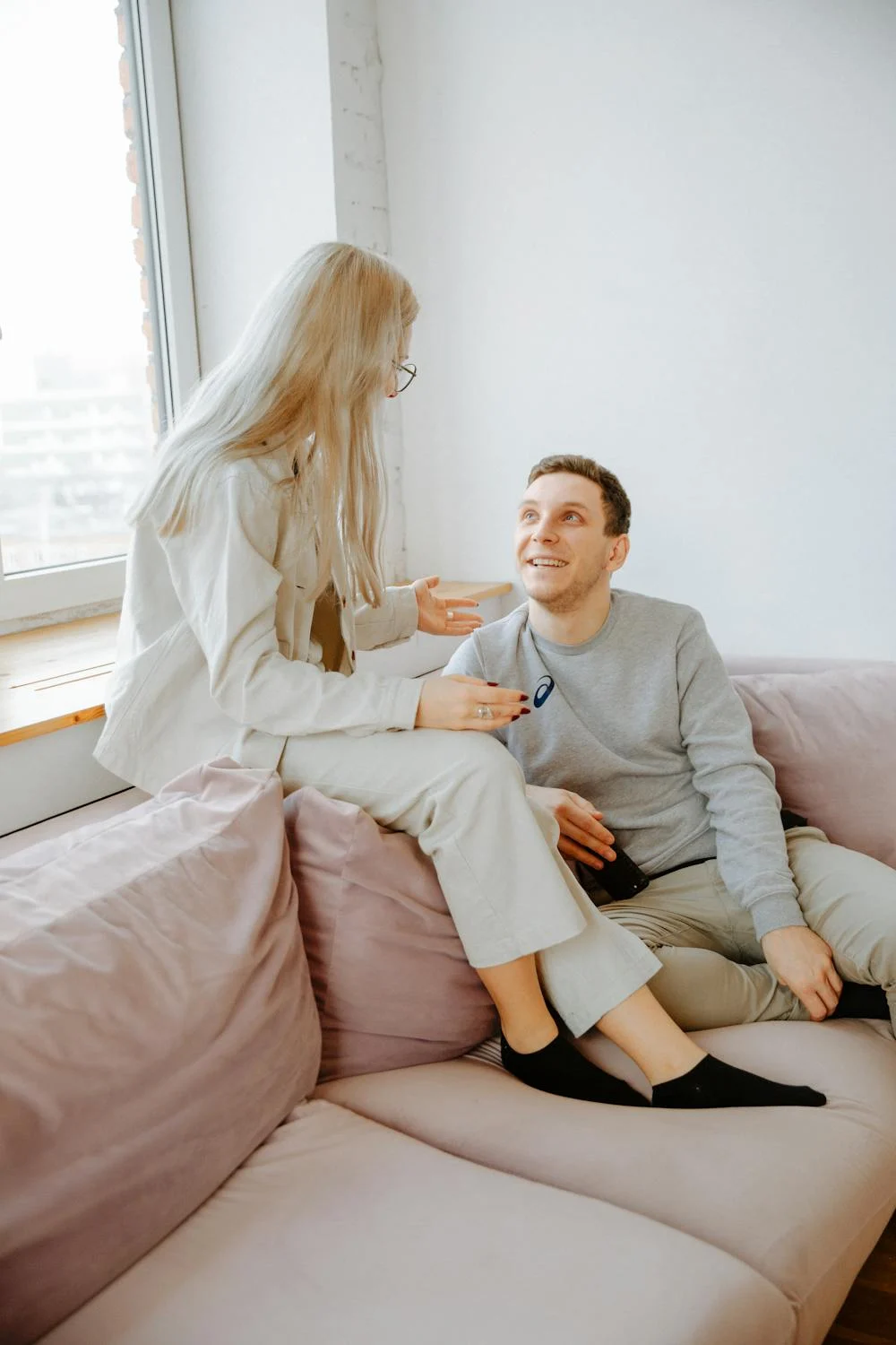 A smiling man looking at his wife ⏐ Source: Pexels