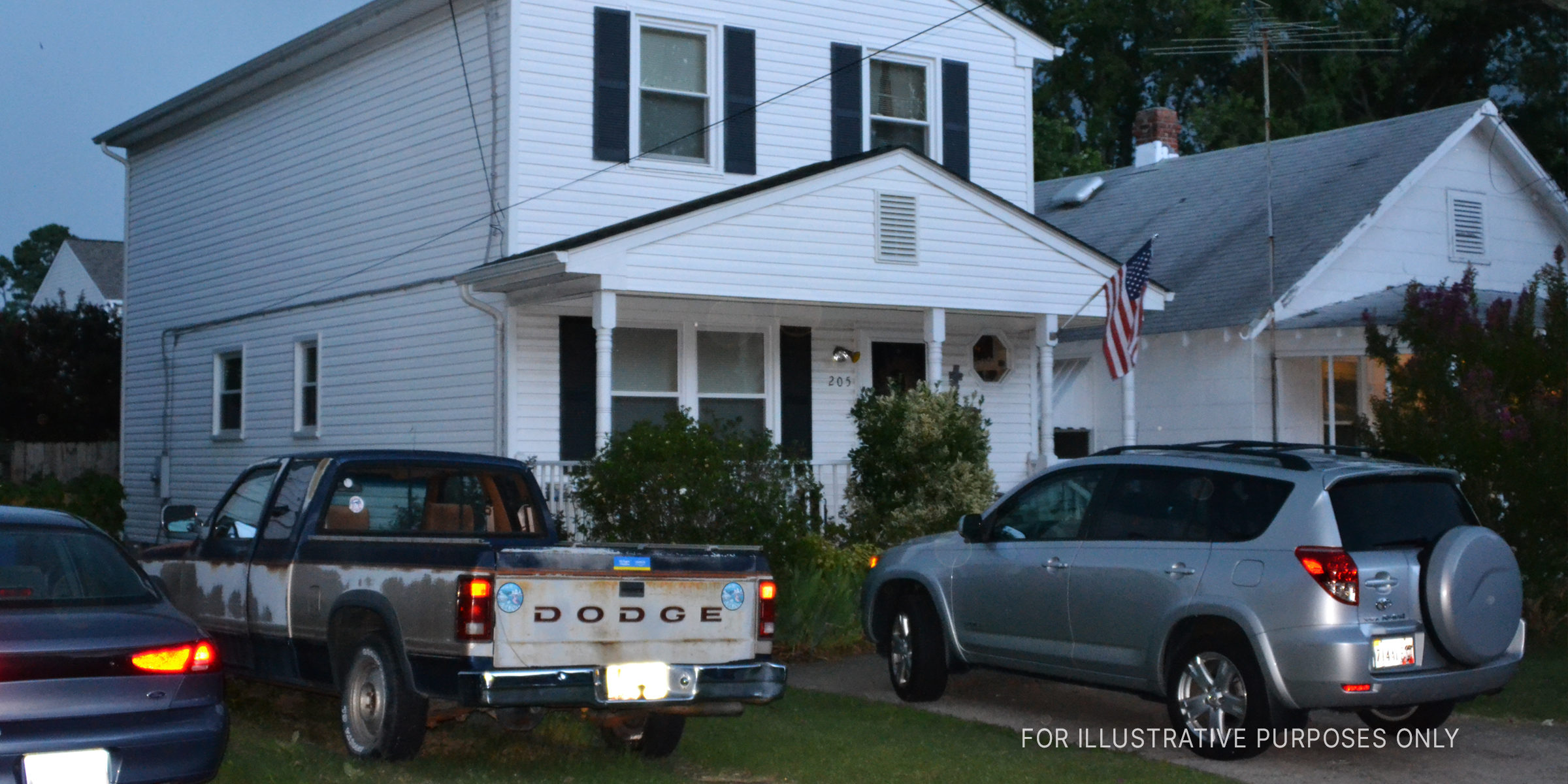 Cars parked outside a house. | Source: Flickr/Tobyotter (CC BY 2.0)