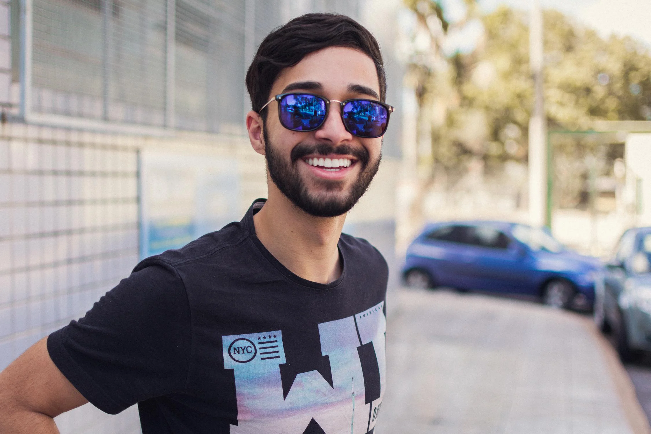 A happy man with sunglasses | Source: Pexels