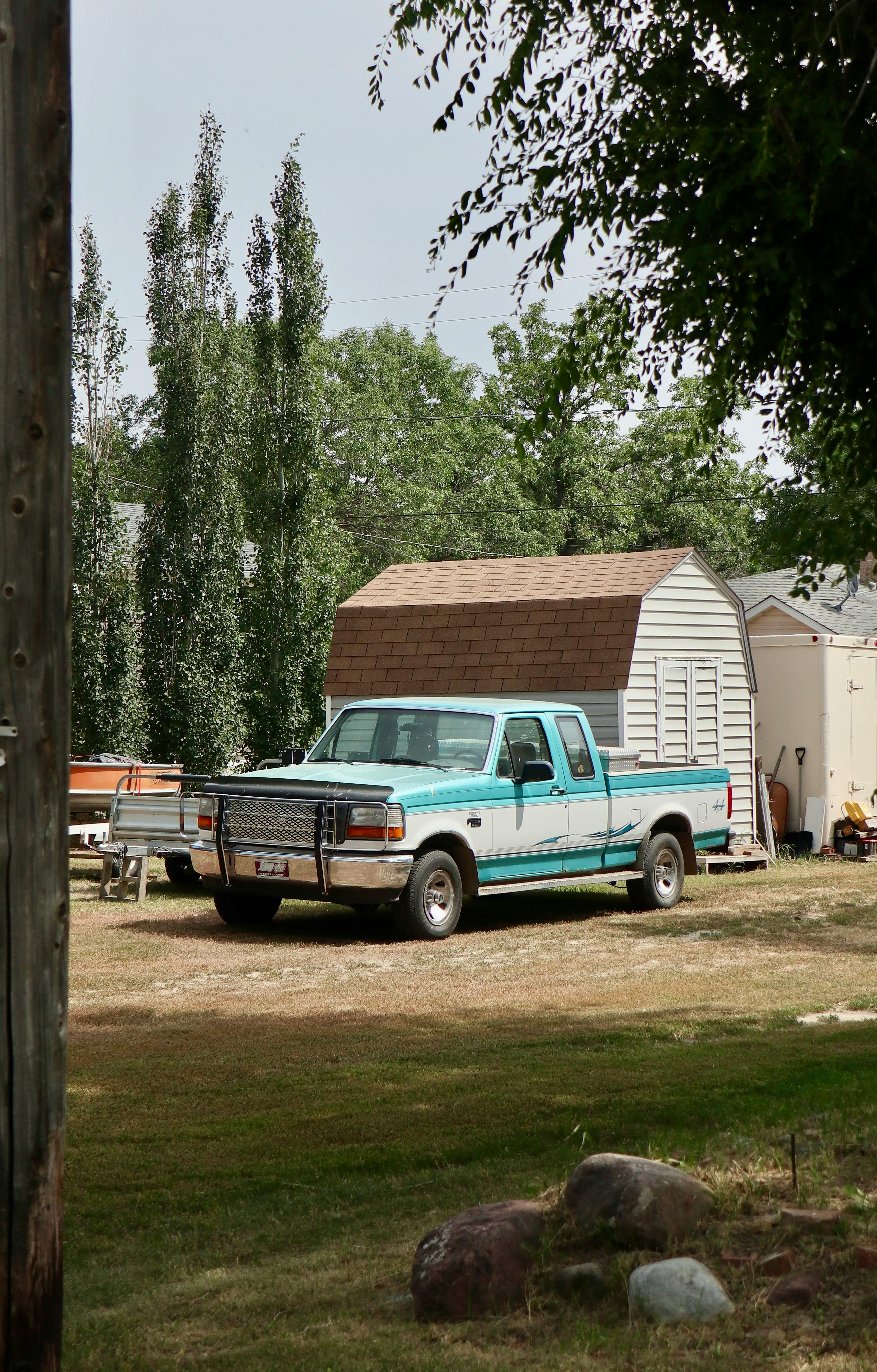 Truck packed next to a house | Source: Pexels