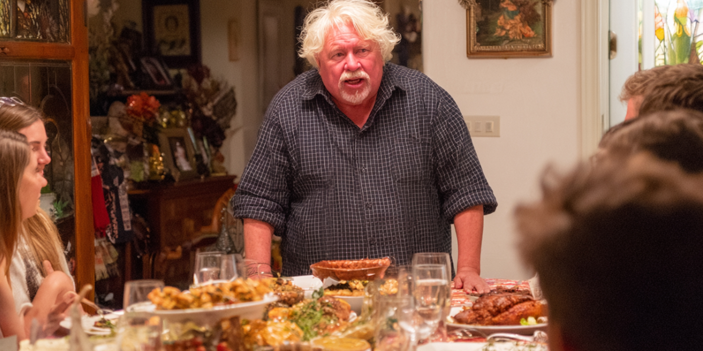 A man speaking during a family lunch | Source: Amomama