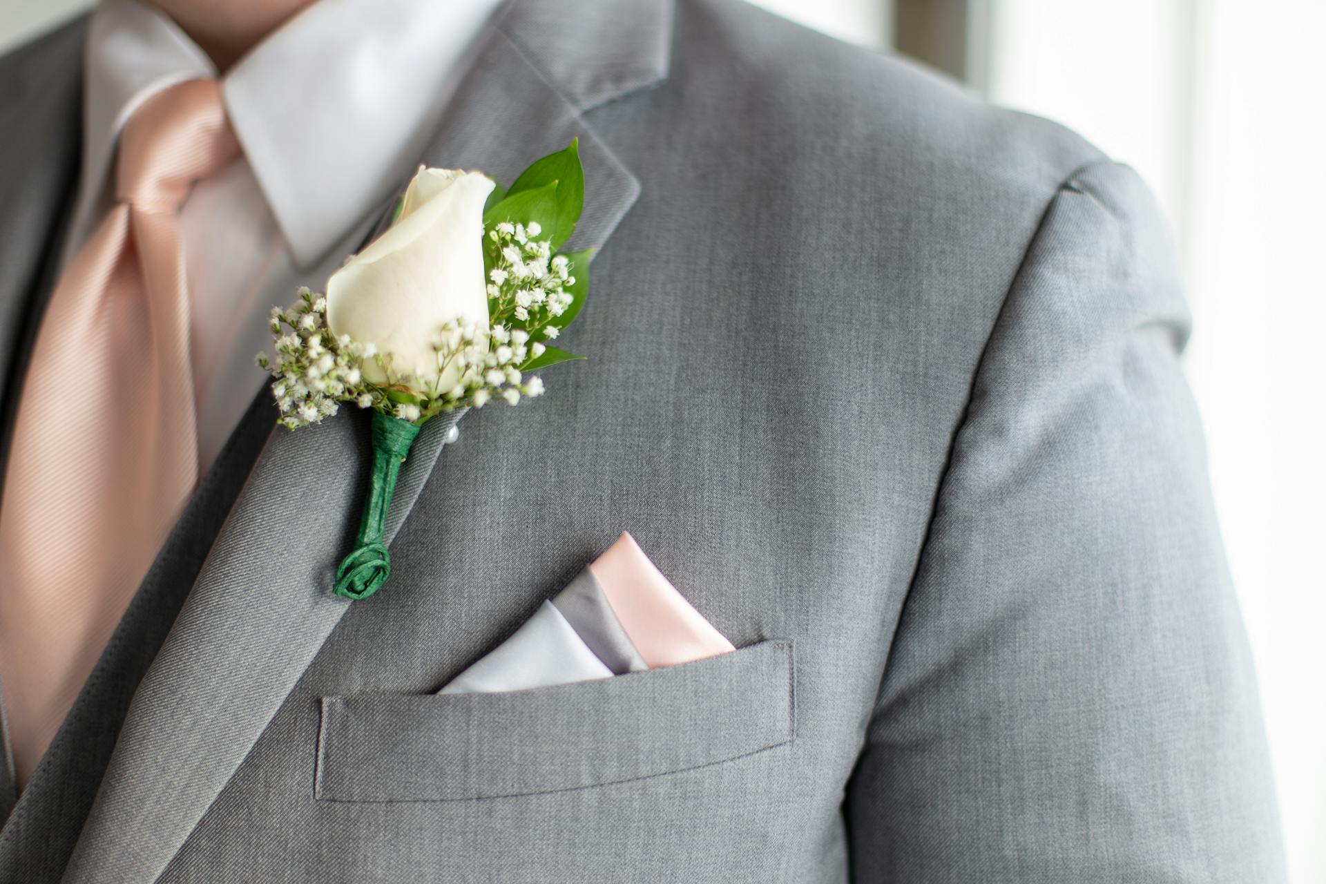 A man wearing a gray tuxedo | Source: Pexels