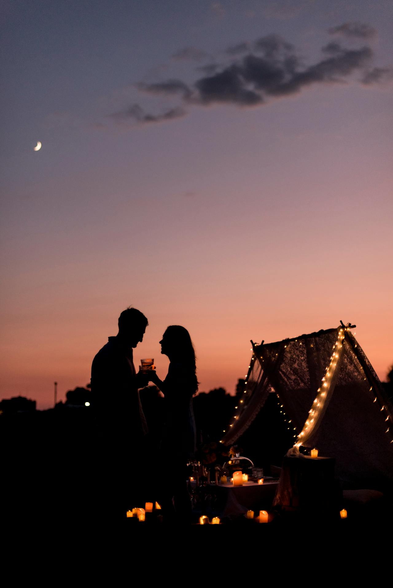 Silhouette of a romantic couple | Source: Pexels