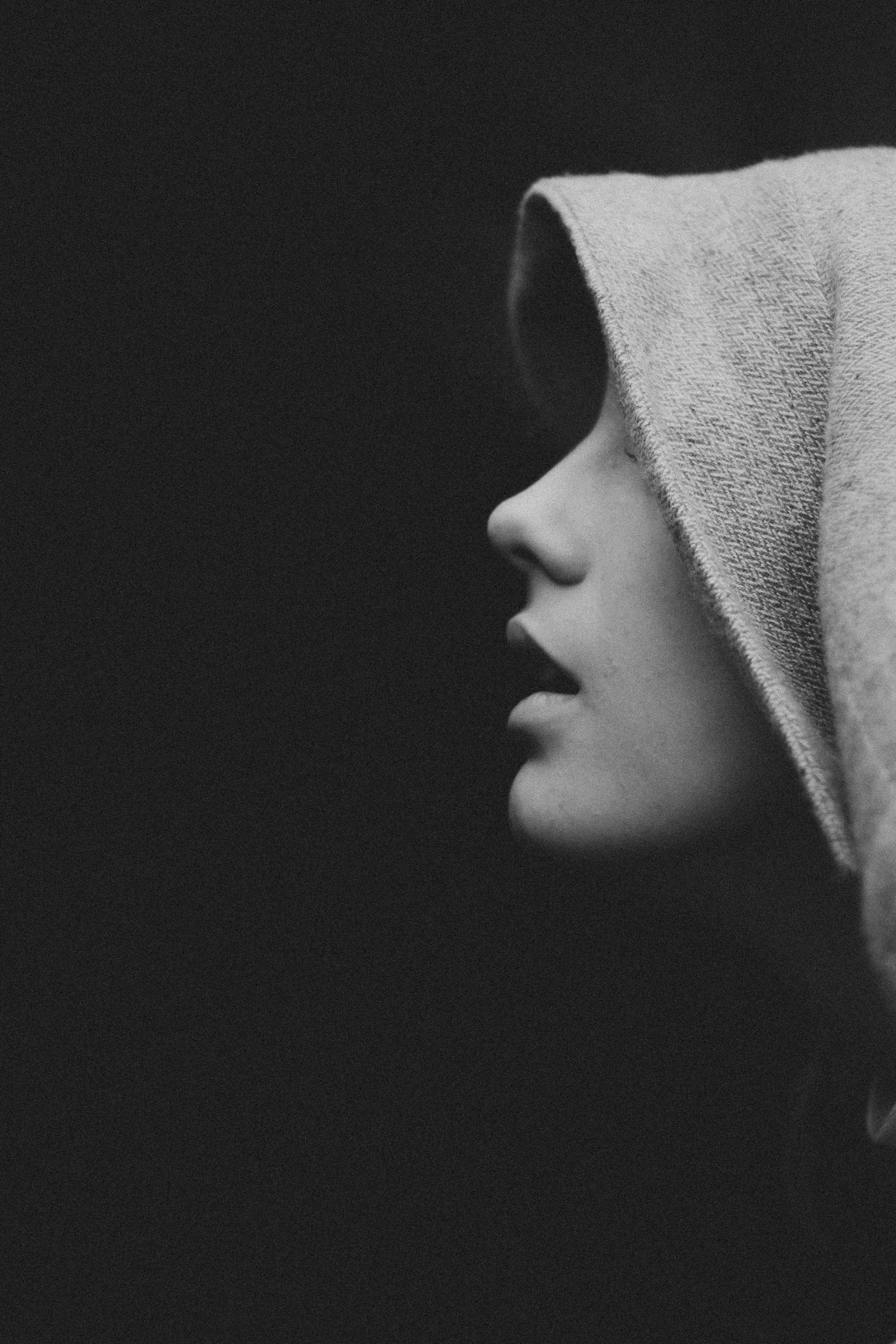 A grayscale photo of a young woman in a hoodie | Source: Pexels